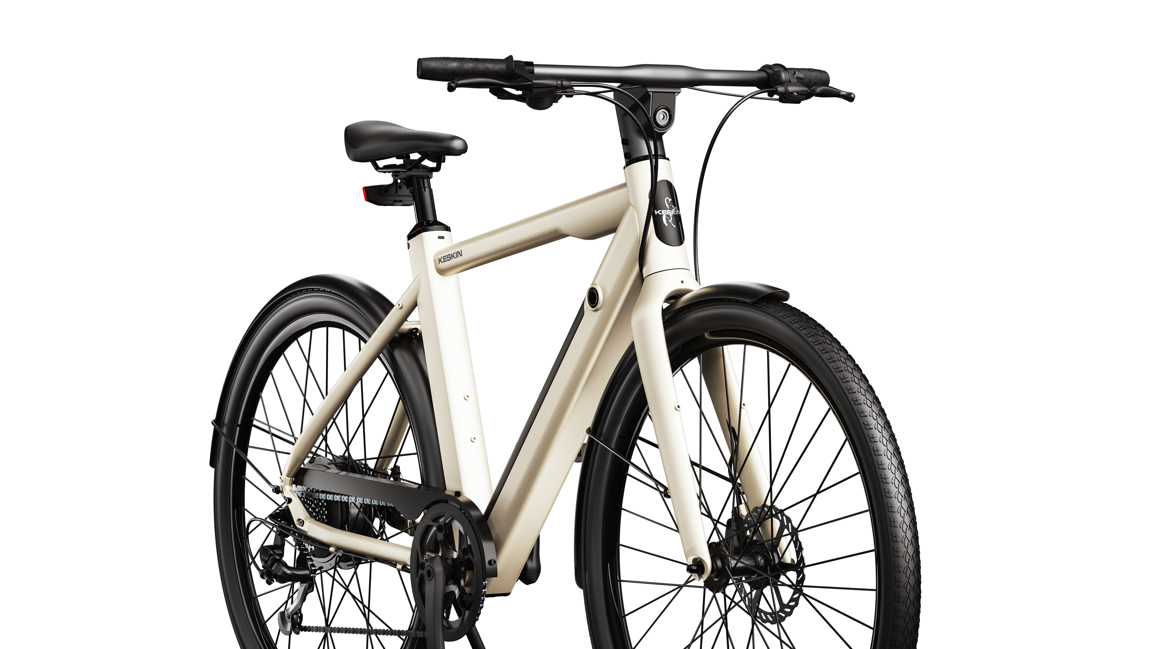 Cremefarbenes Fahrrad mit schwarzen Reifen und Komponenten. Das Fahrrad steht auf schwarzem Hintergrund.