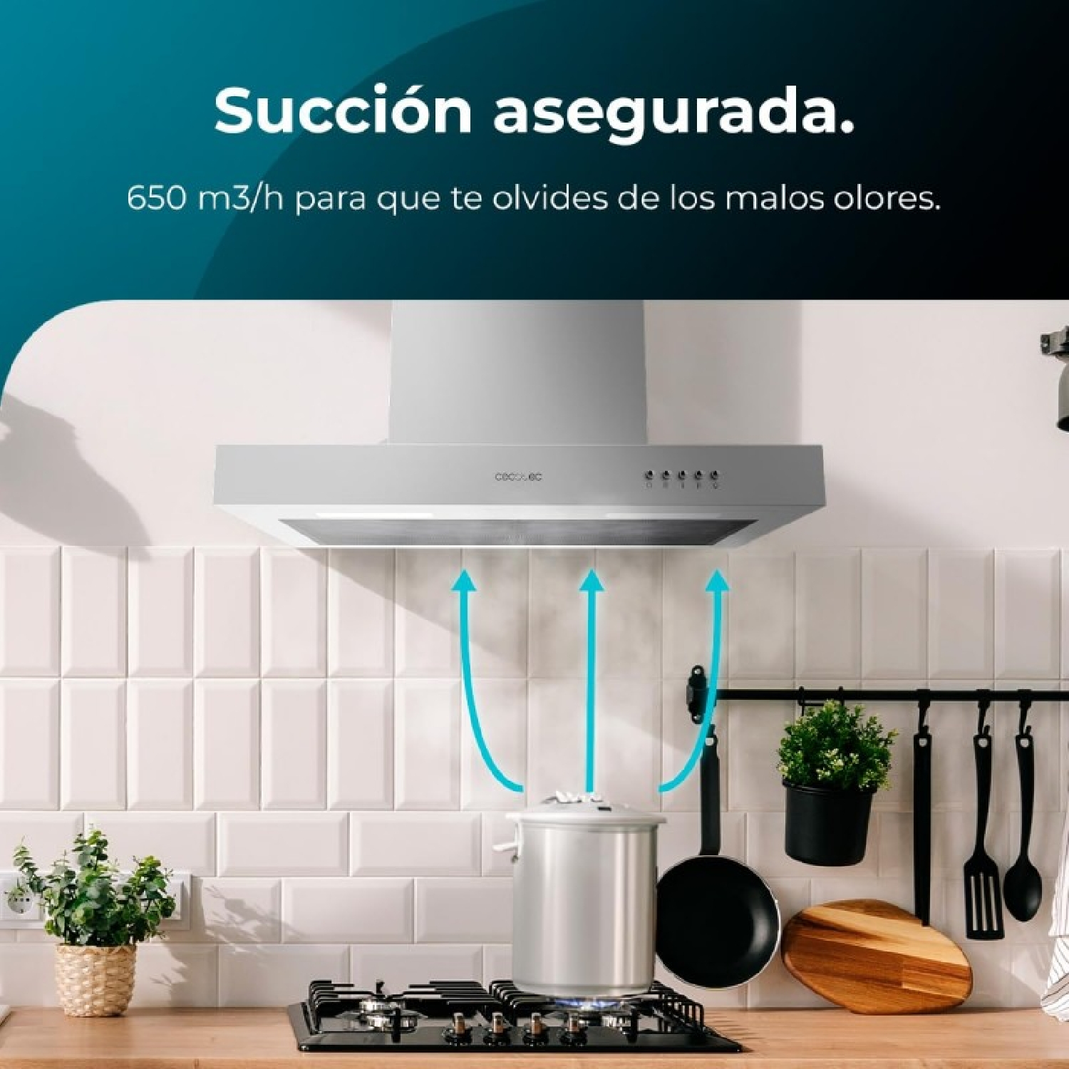 Una campana extractora de acero inoxidable sobre una estufa, con texto en español. Fondo de azulejos blancos.