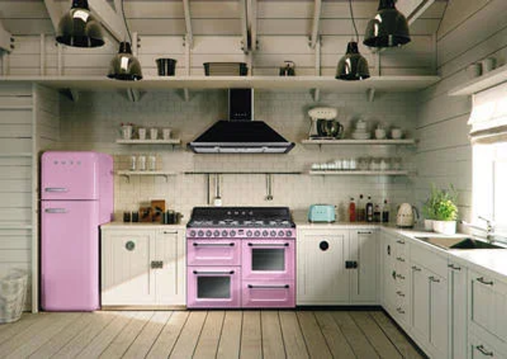 Cucina con elettrodomestici rosa, mobili bianchi, pavimento in legno e lampade a sospensione nere.