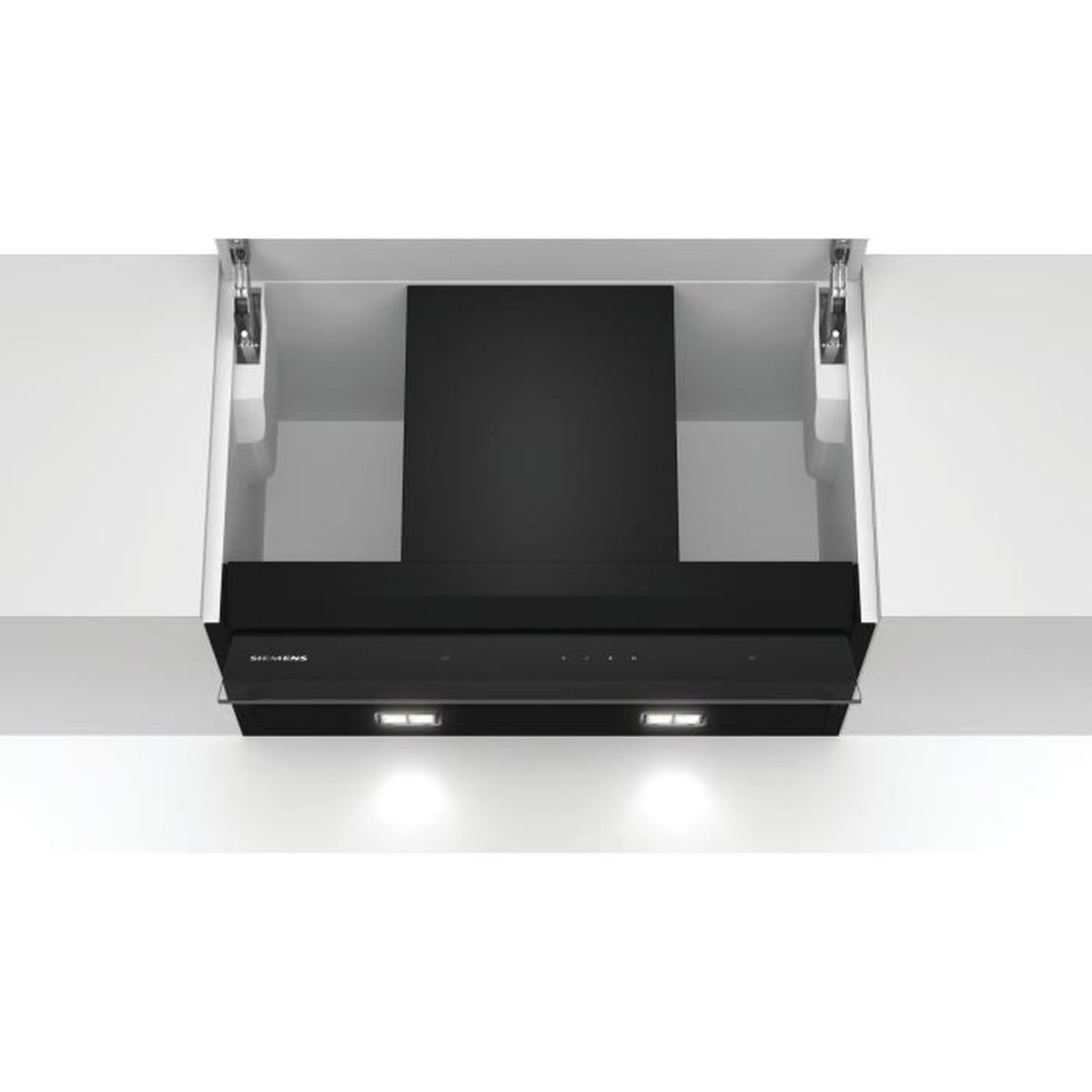 Cappa da cucina nera ad incasso. Due luci sono visibili. È installata sotto il mobile bianco.