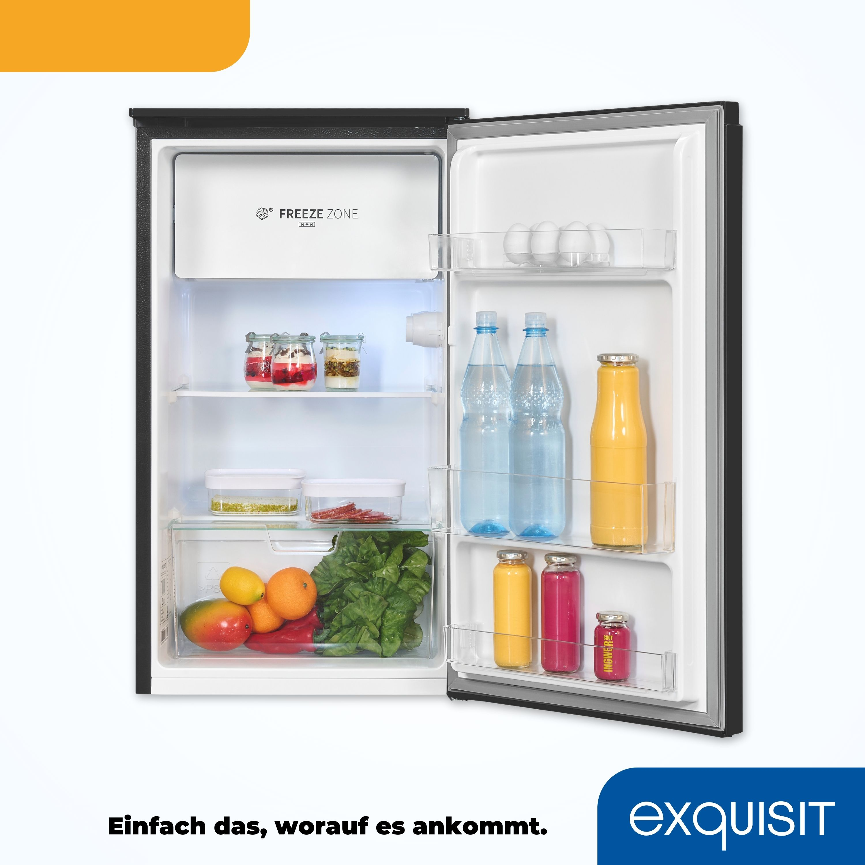 Offener Kühlschrank mit verschiedenen Gegenständen: Flaschen, Gläsern und frischen Produkten. Gelbe und blaue Farben.