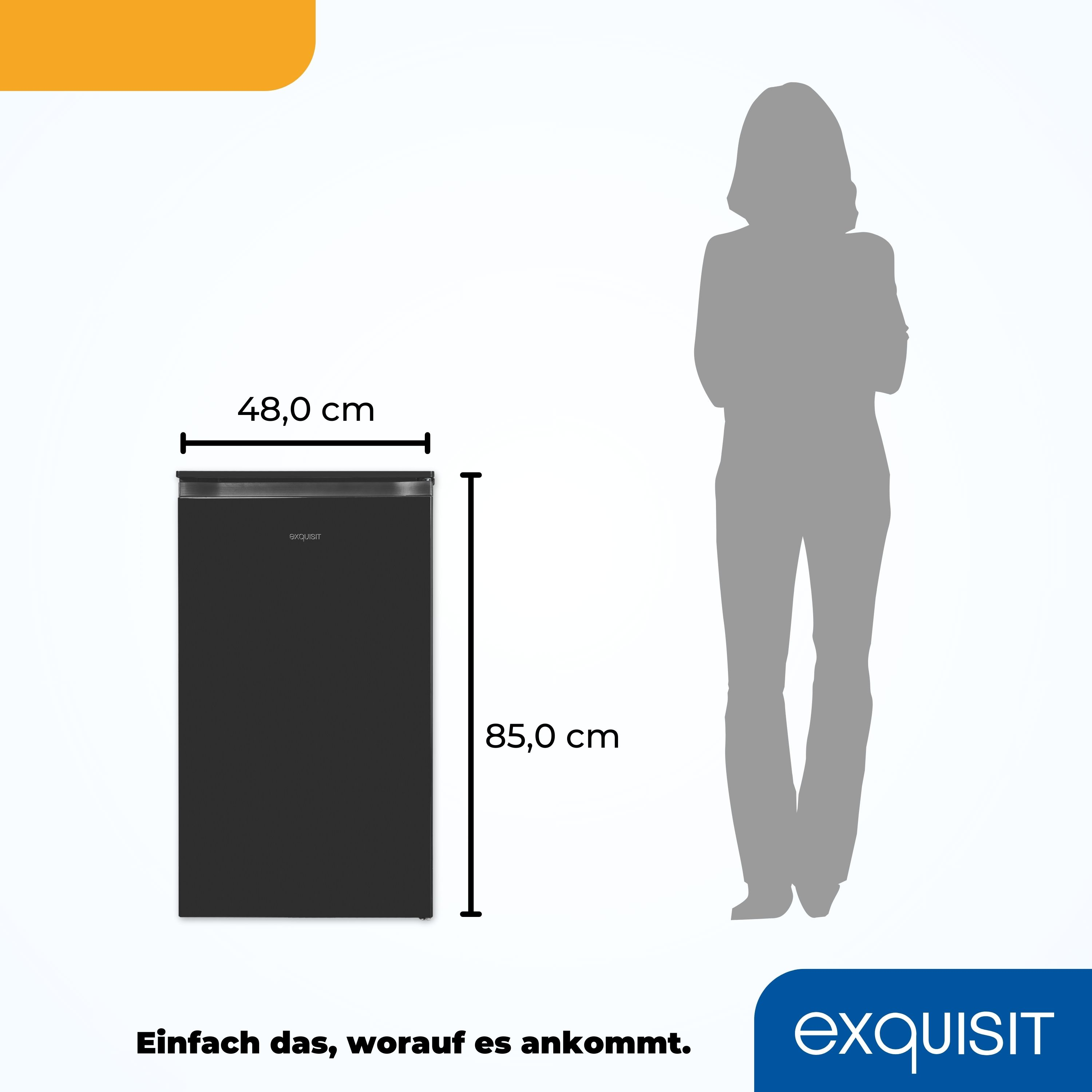 Schwarzer Kompaktkühlschrank mit Abmessungen, eine Person steht, um die Größe zu zeigen.