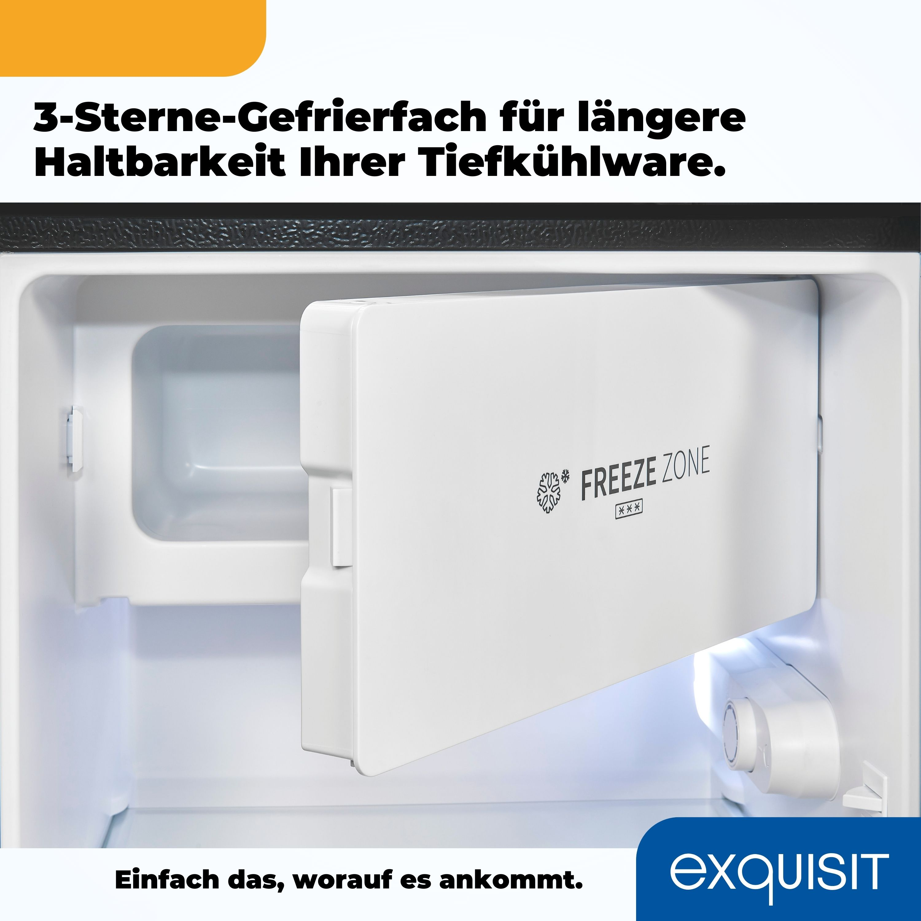 Kühlschrankinnenraum mit weißem Gefrierfach. Die Fachklappe ist geöffnet.