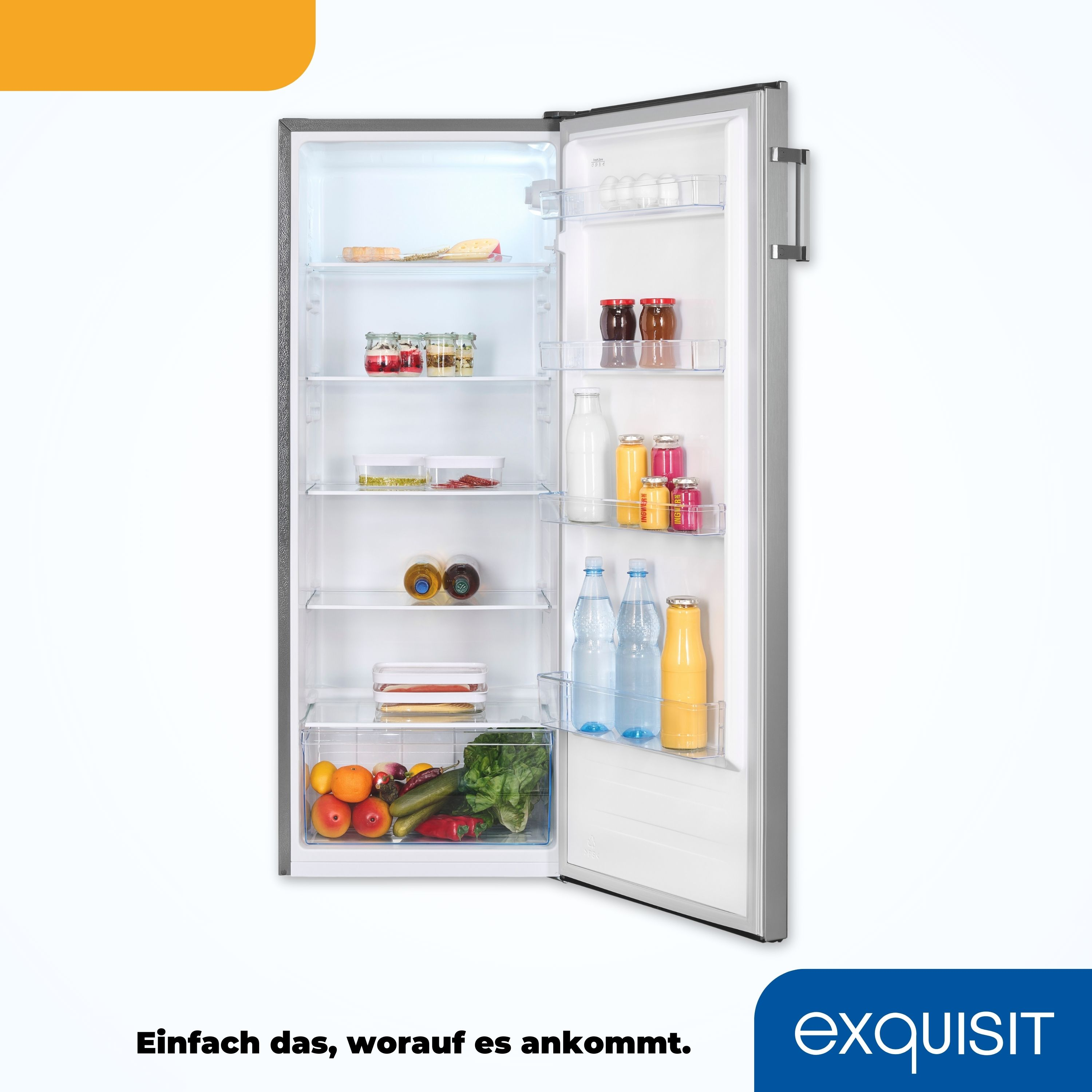 Kühlschrank mit offener Tür, die Regale mit Lebensmitteln zeigt. Text: Einfach das, worauf es ankommt.