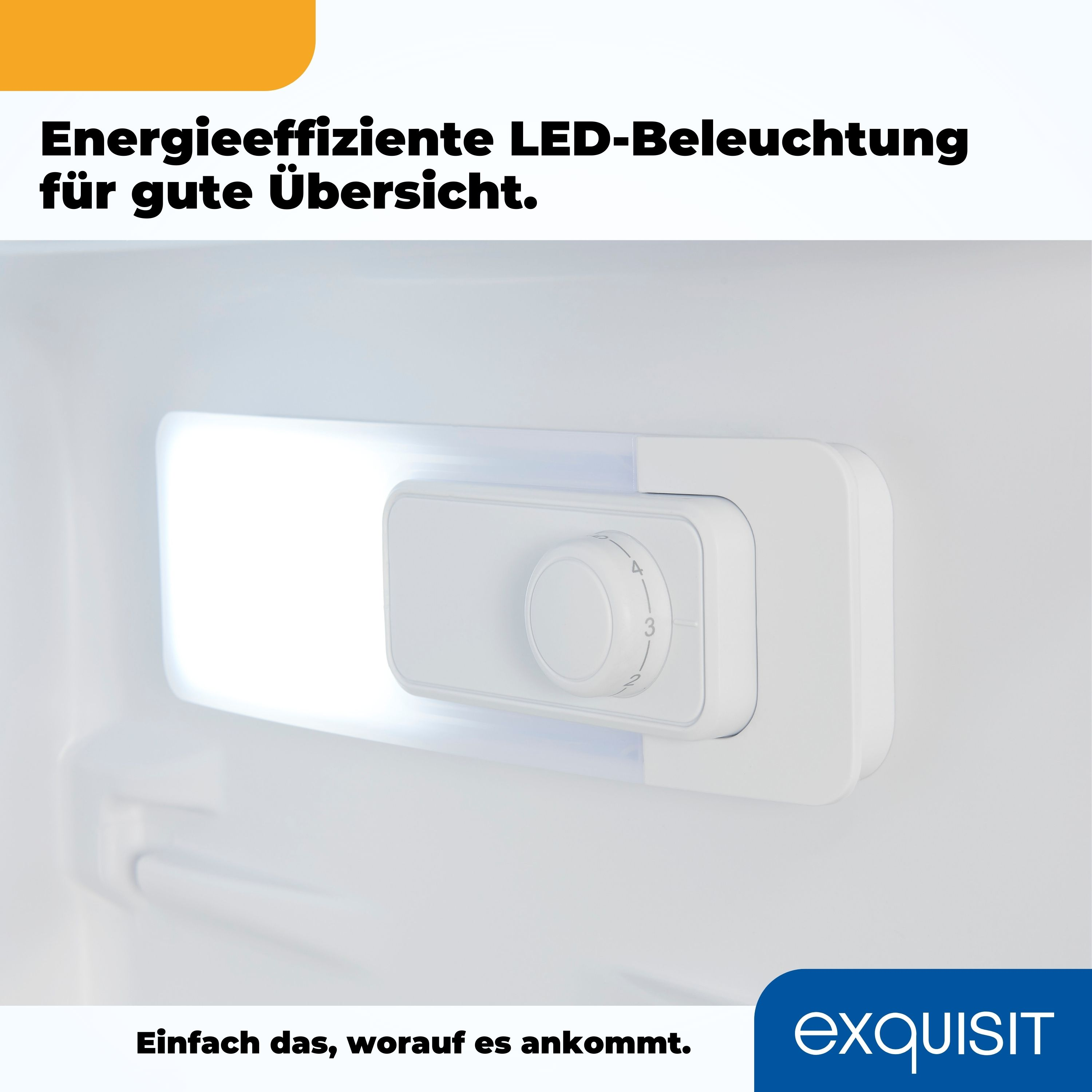 Ein weißer Kühlschrankinnenraum mit hellem LED-Licht und einem Bedienknopf. Text unten: "exquisit".