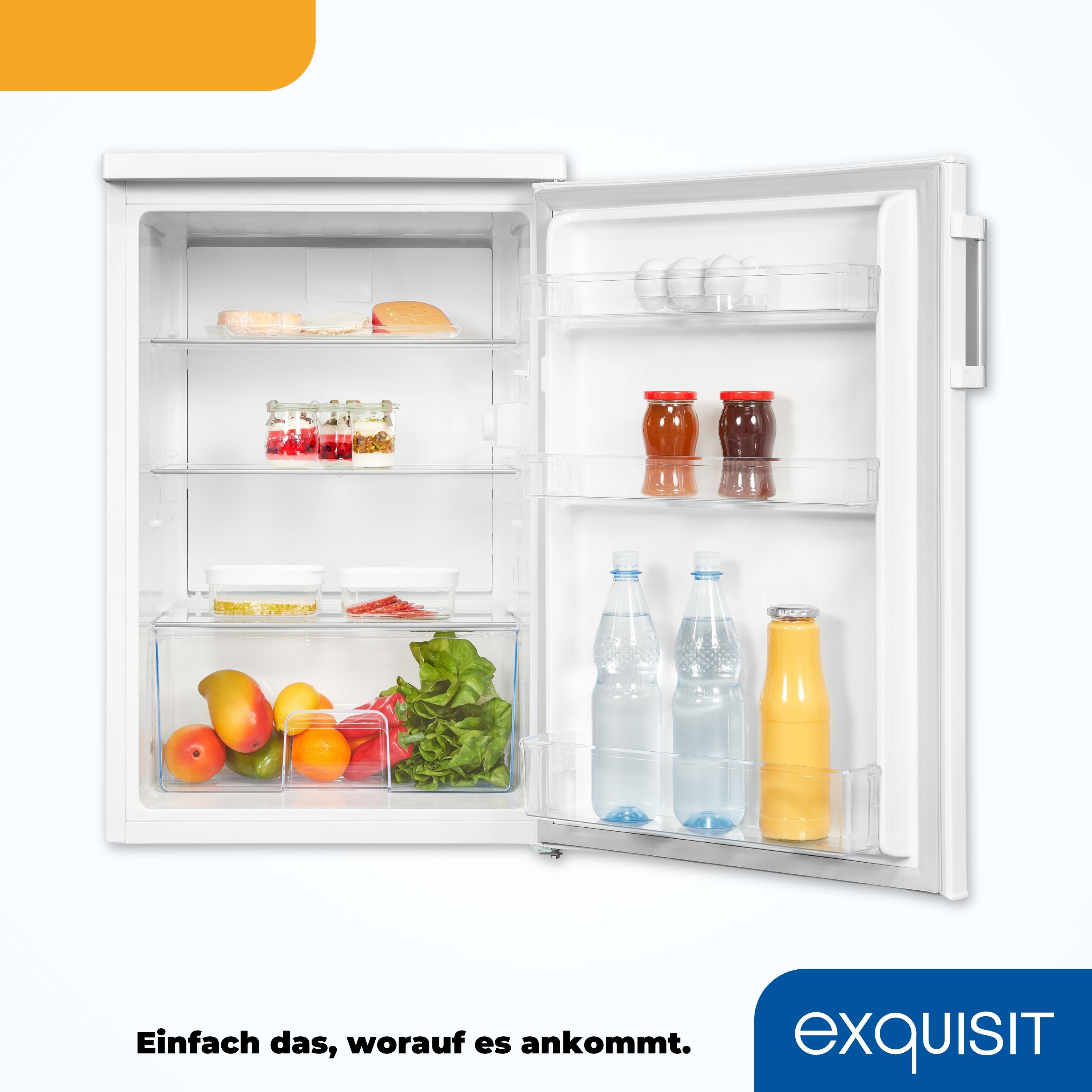Ein offener Kühlschrank gefüllt mit Lebensmitteln wie Obst, Gemüse und Getränken in Flaschen.