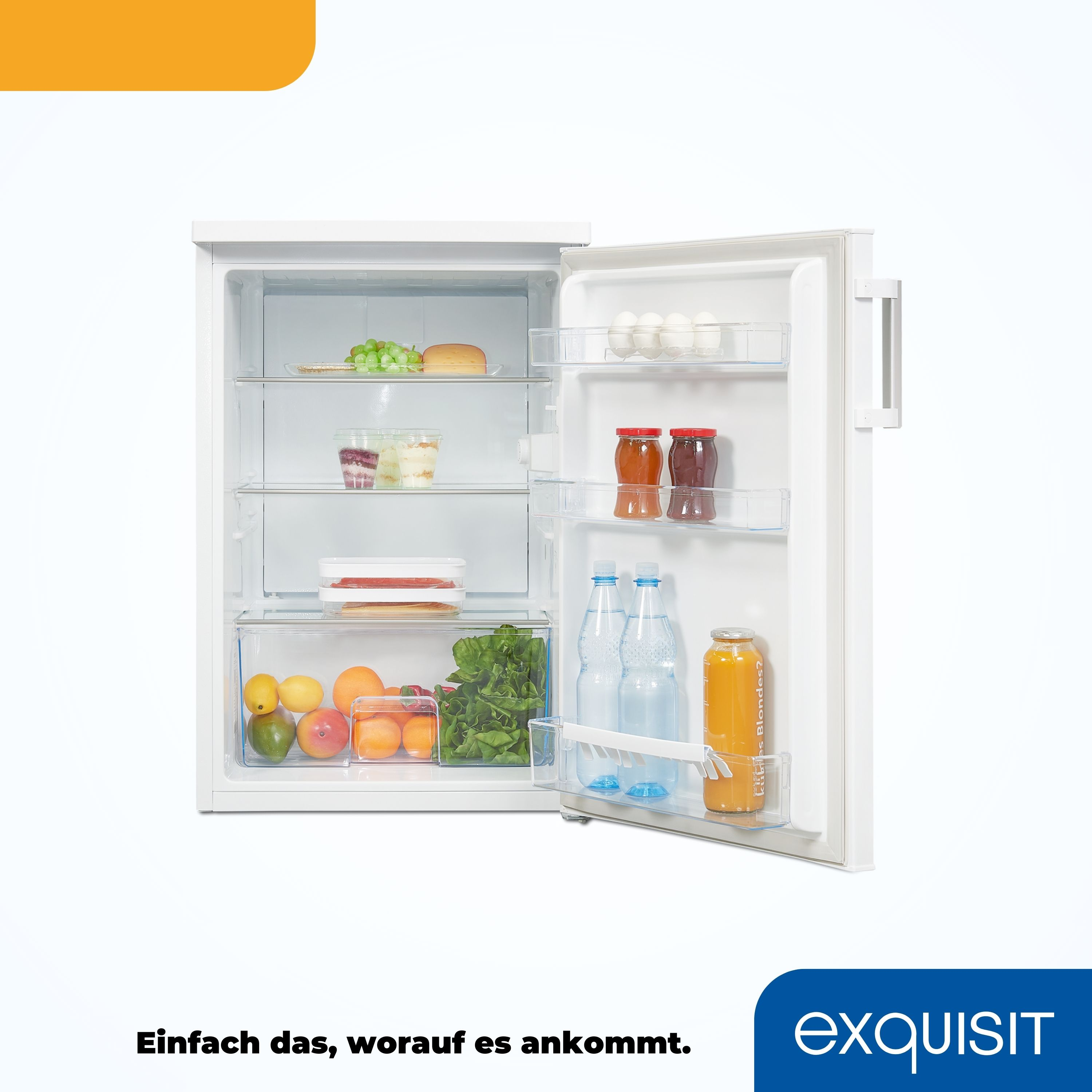 Offener weißer Kühlschrank mit Inhalt: Obst, Eier, Gläser und Flaschen.