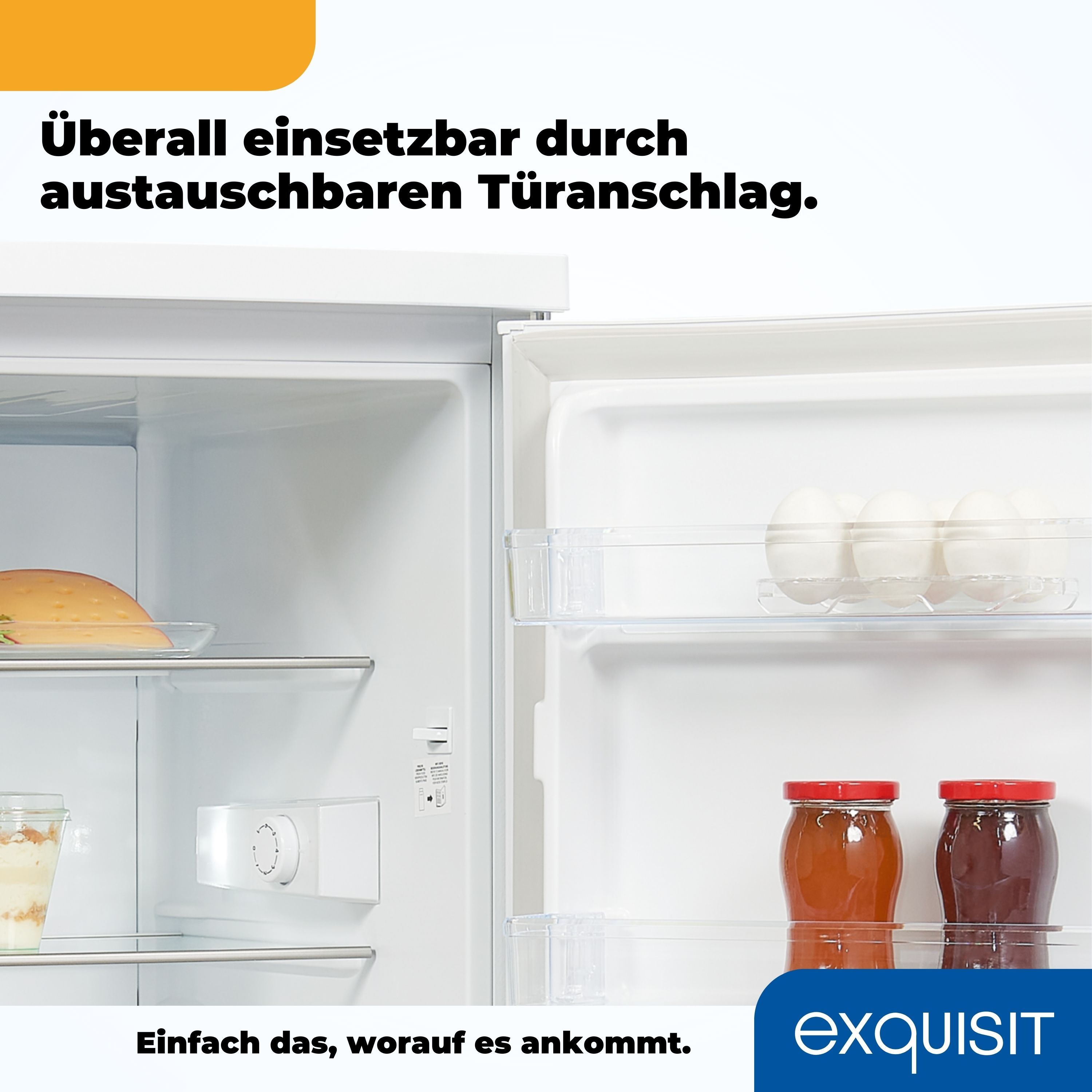 Kühlschrank mit offener Tür. Gläser mit Marmelade, Eier und ein Käse sind darin sichtbar.