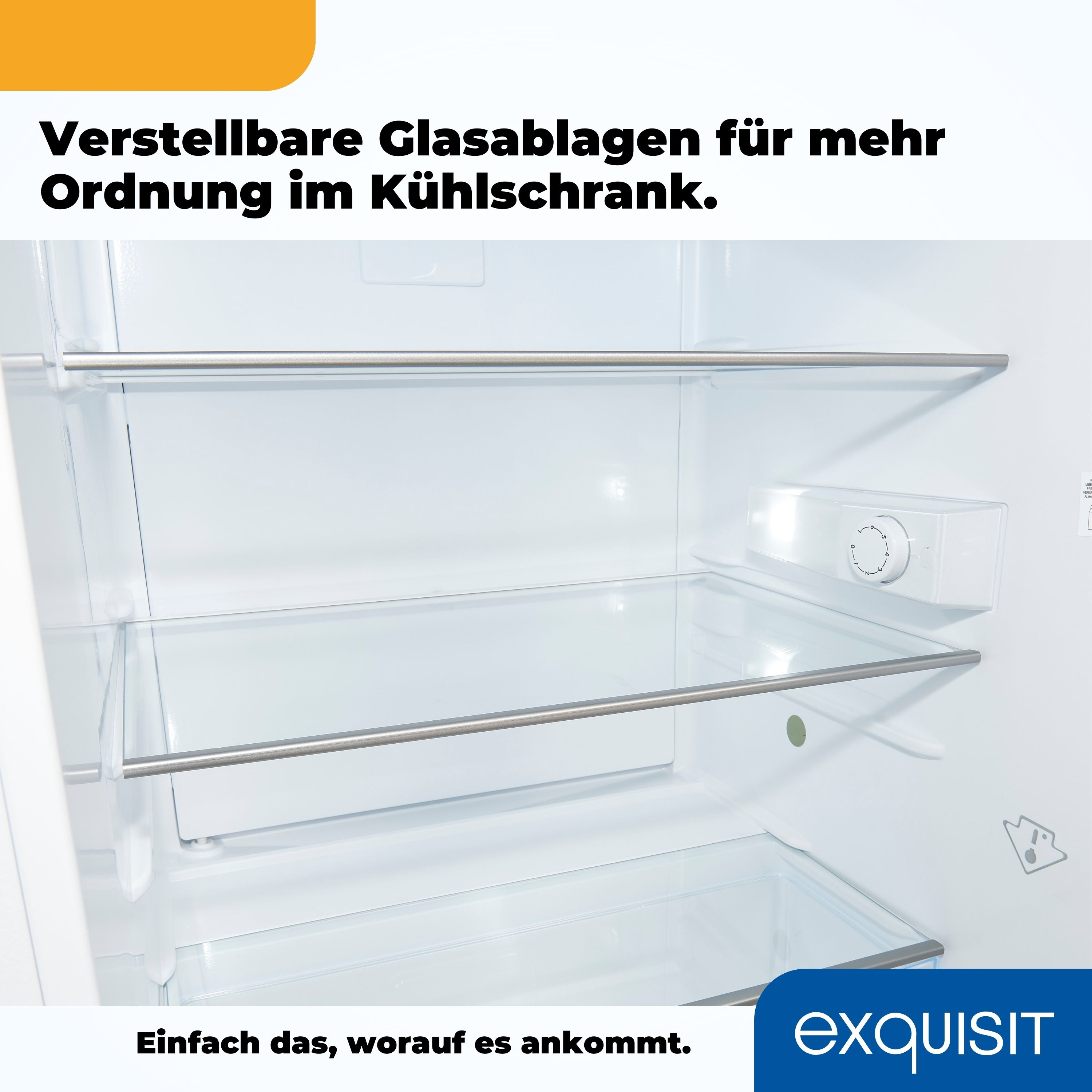 Offener Kühlschrankinnenraum mit Glasböden. Text auf Deutsch.
