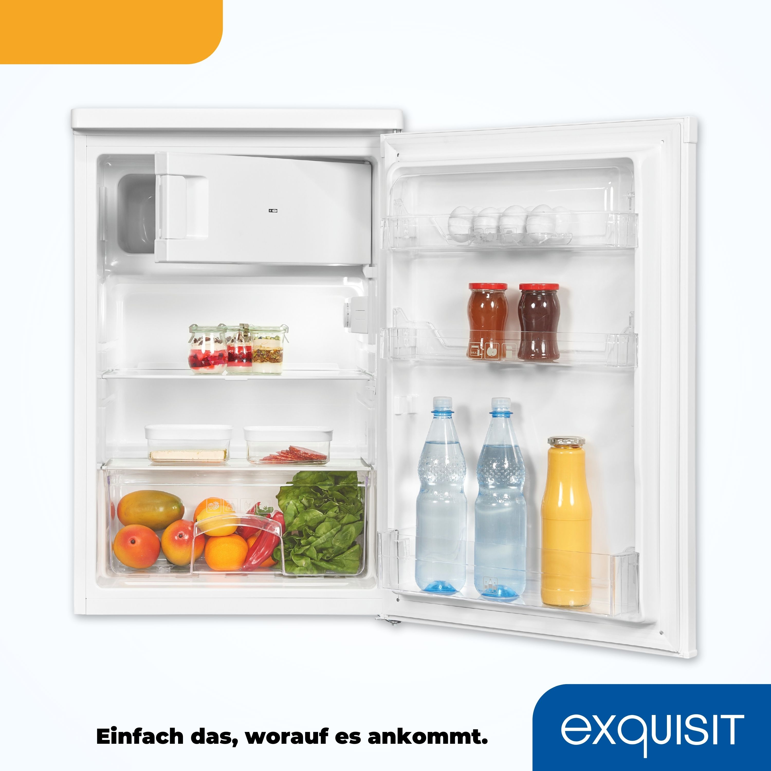 Ein weißer Mini-Kühlschrank mit Lebensmitteln im Inneren. Der Kühlschrank ist geöffnet. Oranger und gelber Hintergrund.