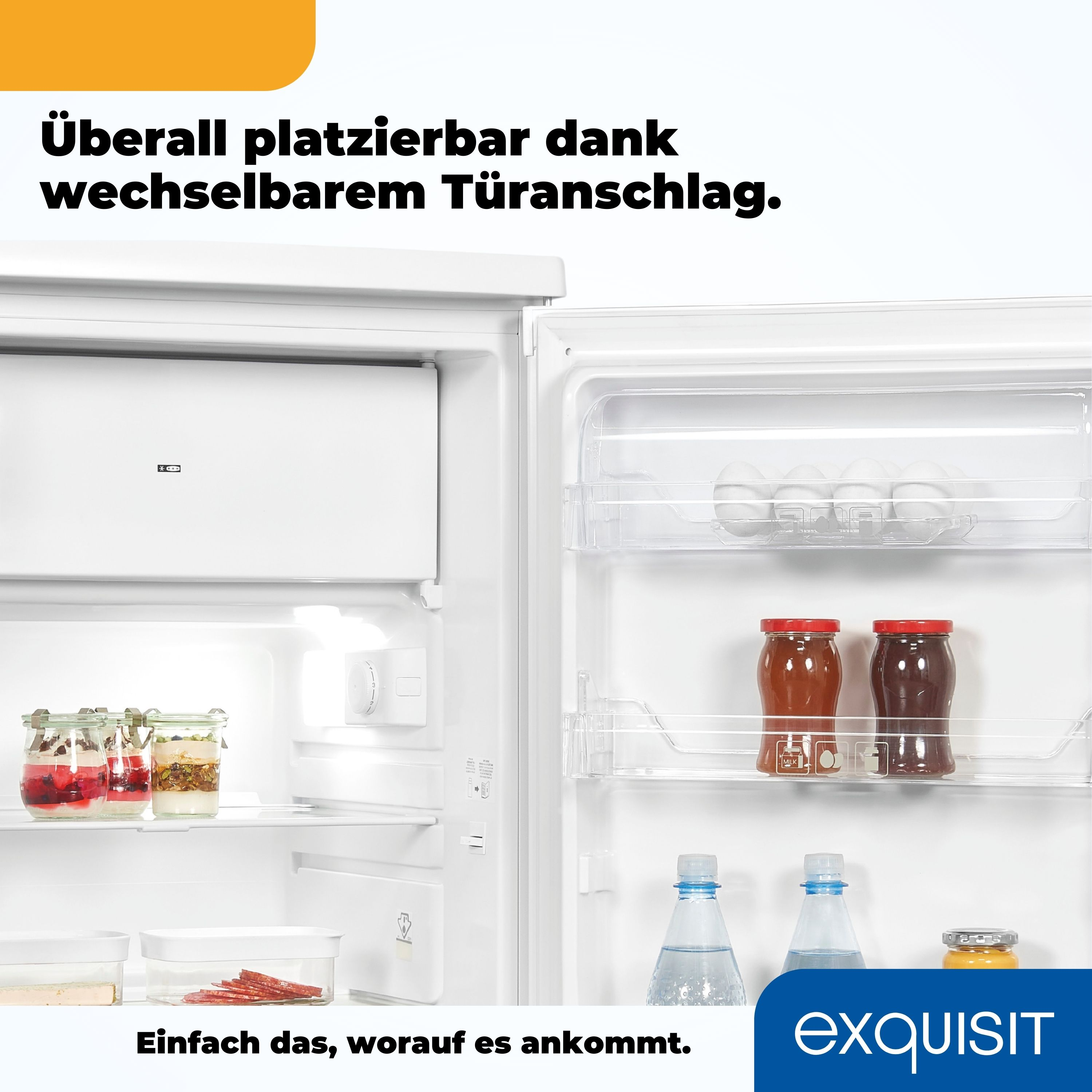 Offener weißer Kühlschrankinnenraum mit Regalen mit Lebensmitteln, einschließlich Gläsern.