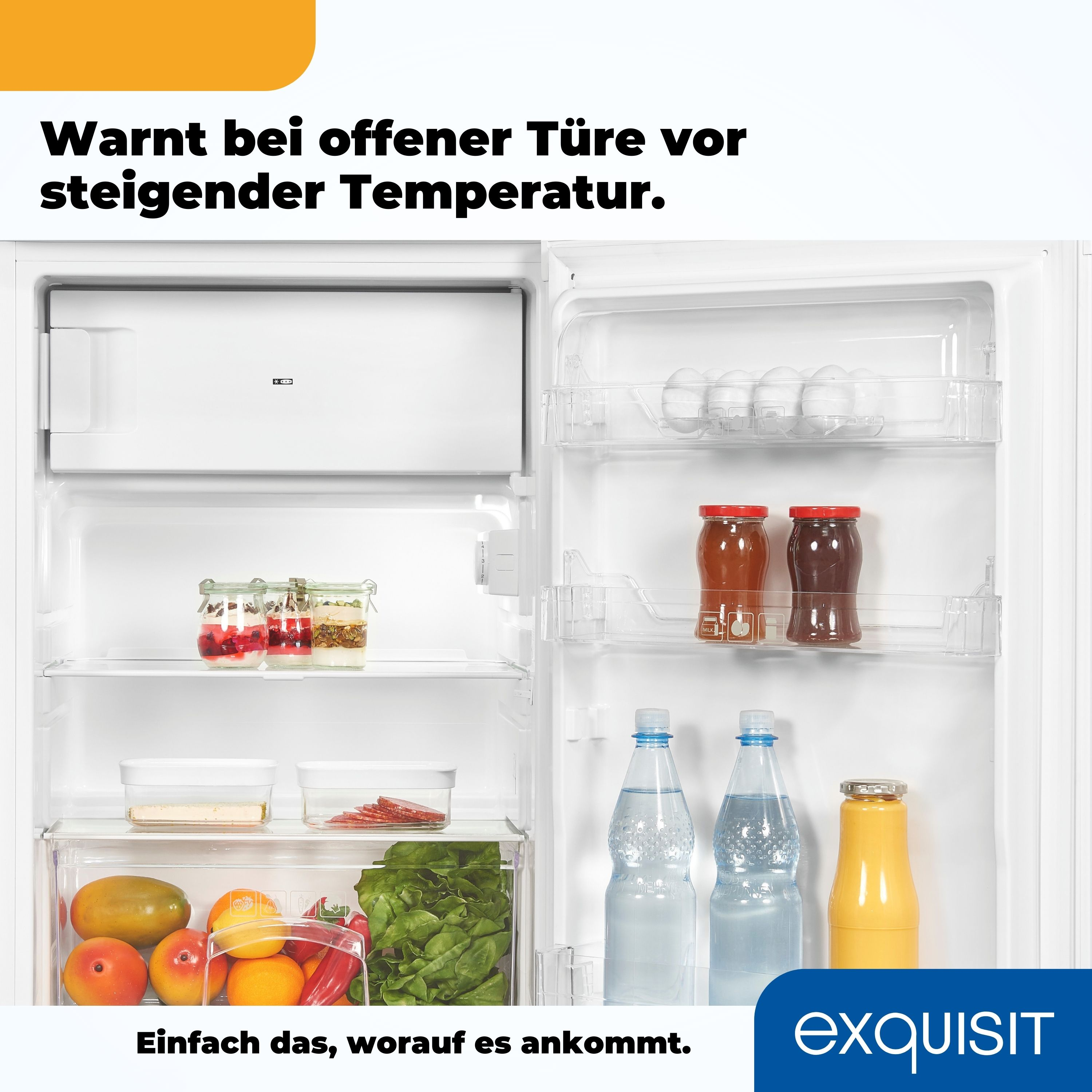 Kühlschrankinnenraum mit Lebensmitteln. Gläser, Flaschen und frische Produkte sind sichtbar.