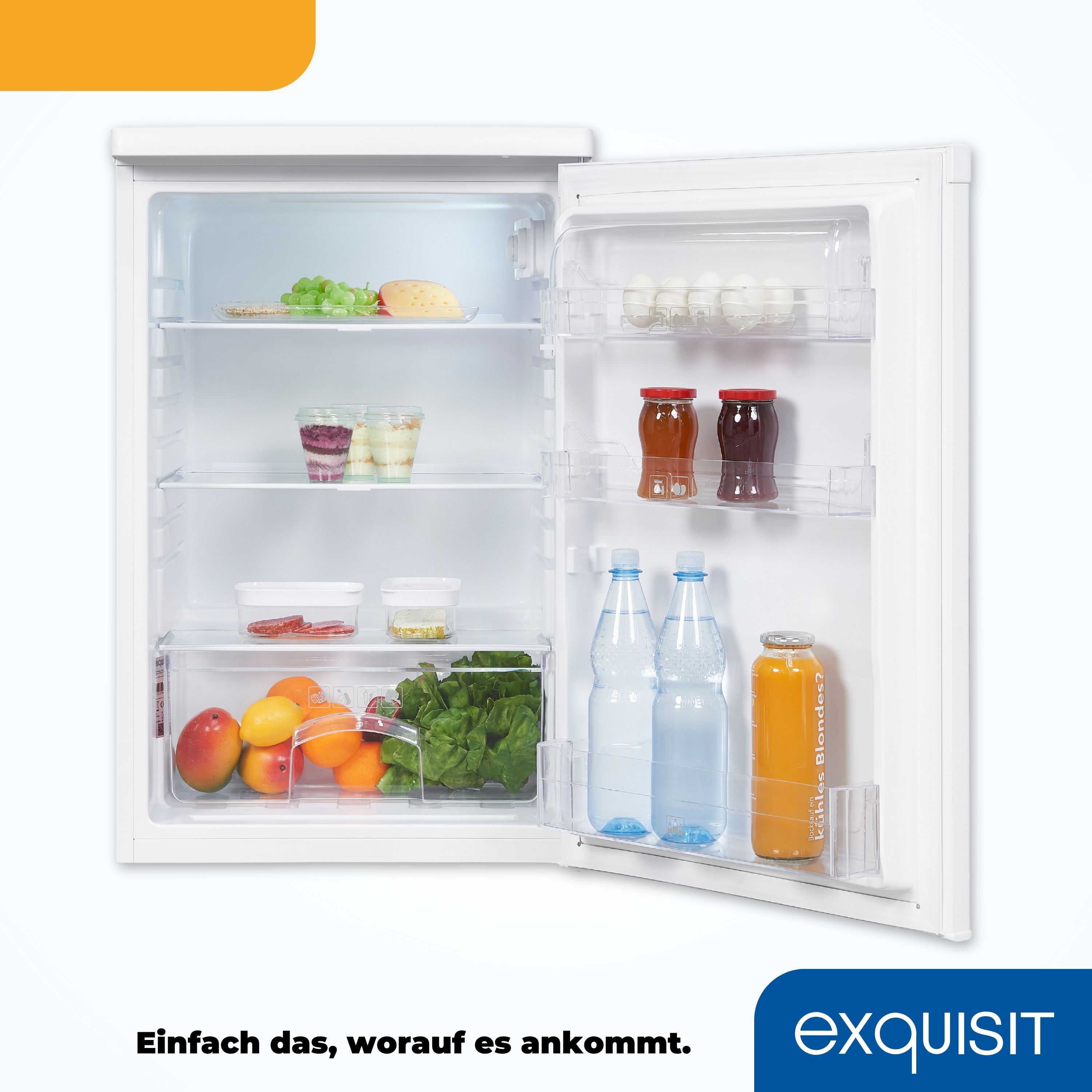 Weißer Kühlschrank geöffnet, mit Regalen, die Lebensmittel enthalten: Flaschen, Gläser, Obst und Gemüse.