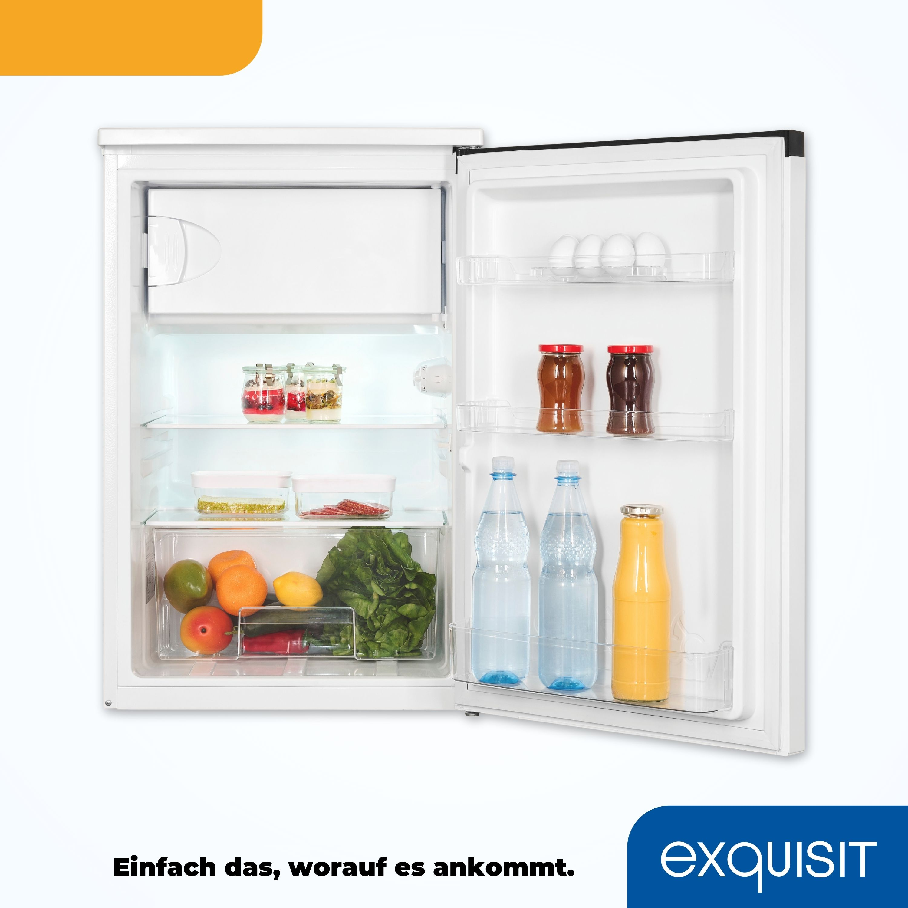 Offener Kühlschrank mit Lebensmitteln: Obst, Gemüse, Eier und Saftflaschen.