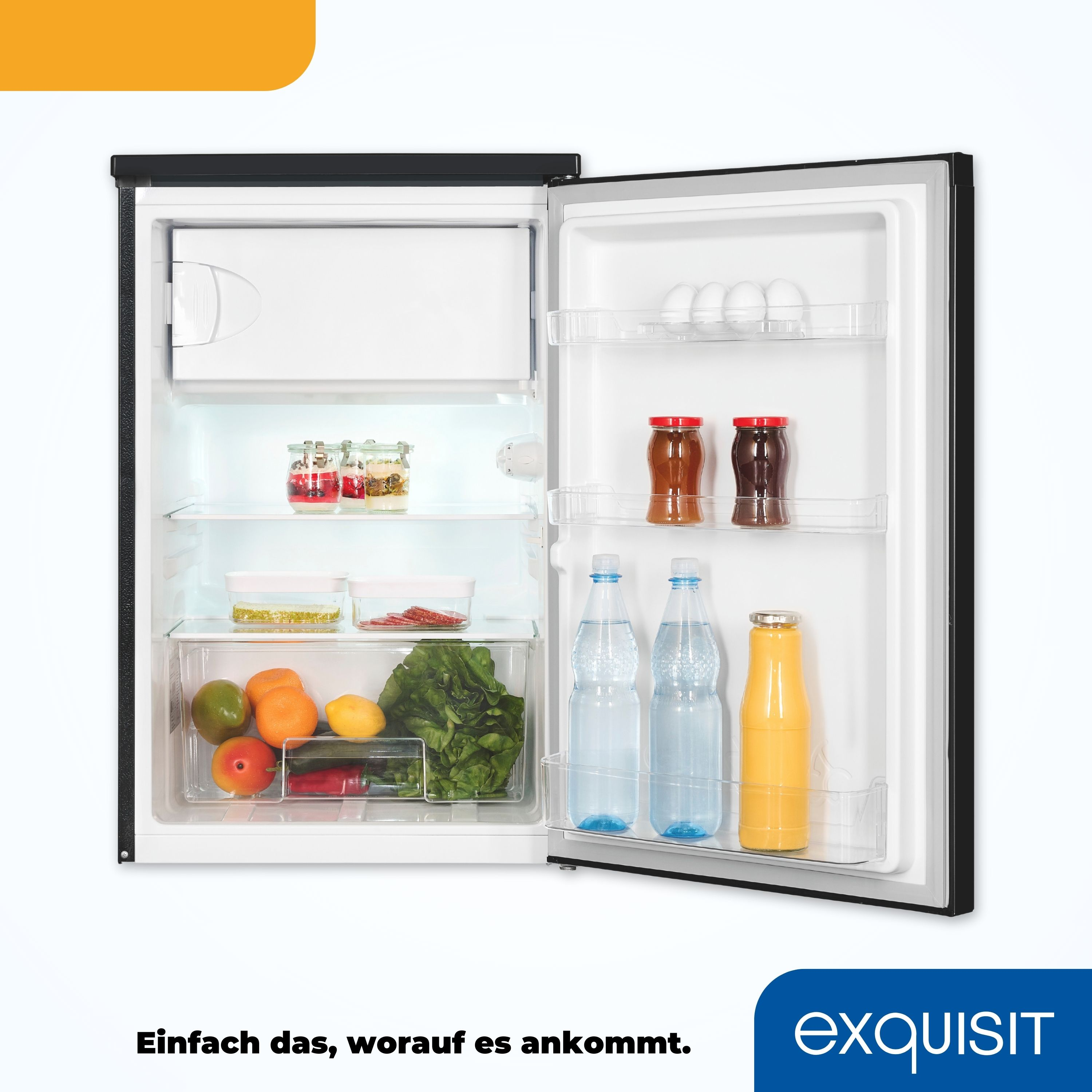 Ein offener Kühlschrank. Im Inneren befinden sich Lebensmittel: Obst, Wasserflaschen und Gläser mit Konserven.