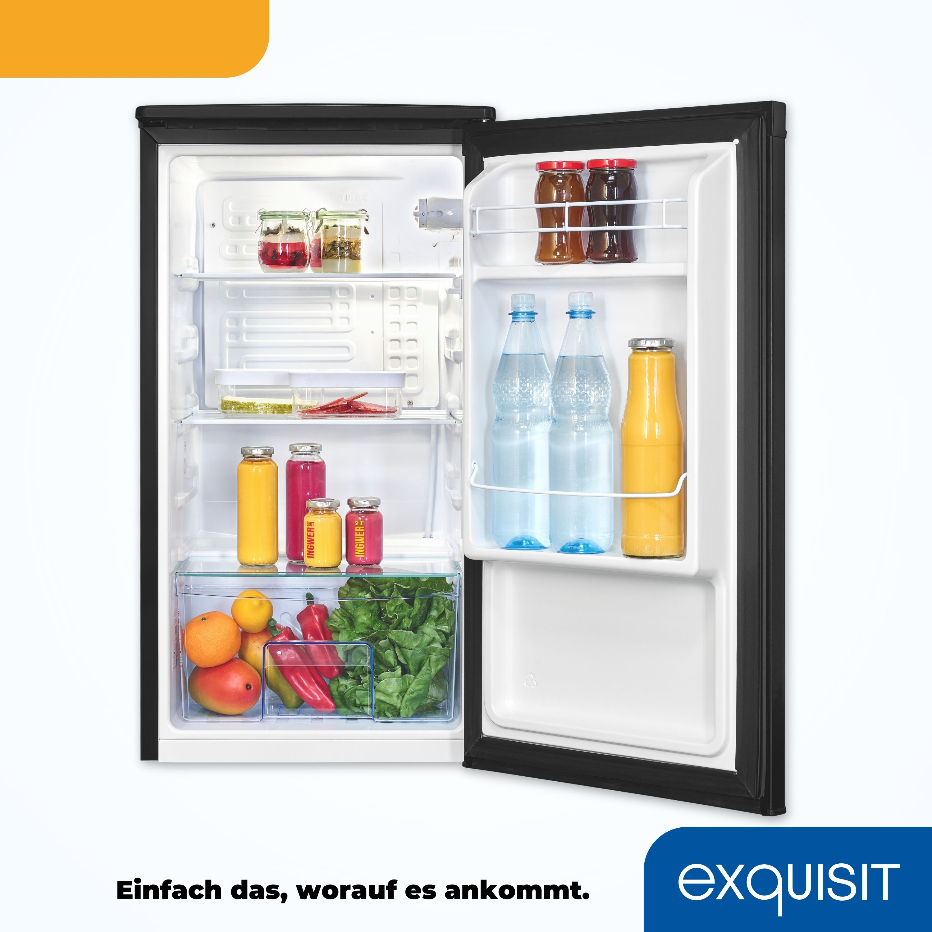 Ein schwarzer Mini-Kühlschrank mit Lebensmitteln im Inneren. Der Kühlschrank ist geöffnet. Oranger und gelber Hintergrund.