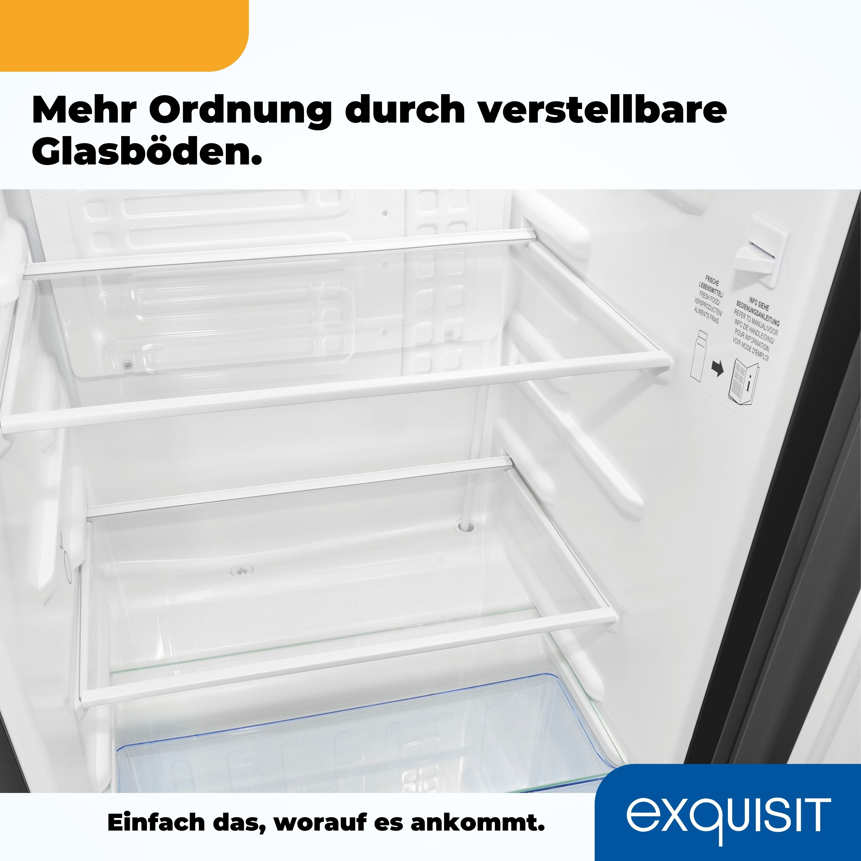 Innenansicht eines Kühlschranks mit verstellbaren Glasböden und dem Markenlogo, vor schwarzem Hintergrund.