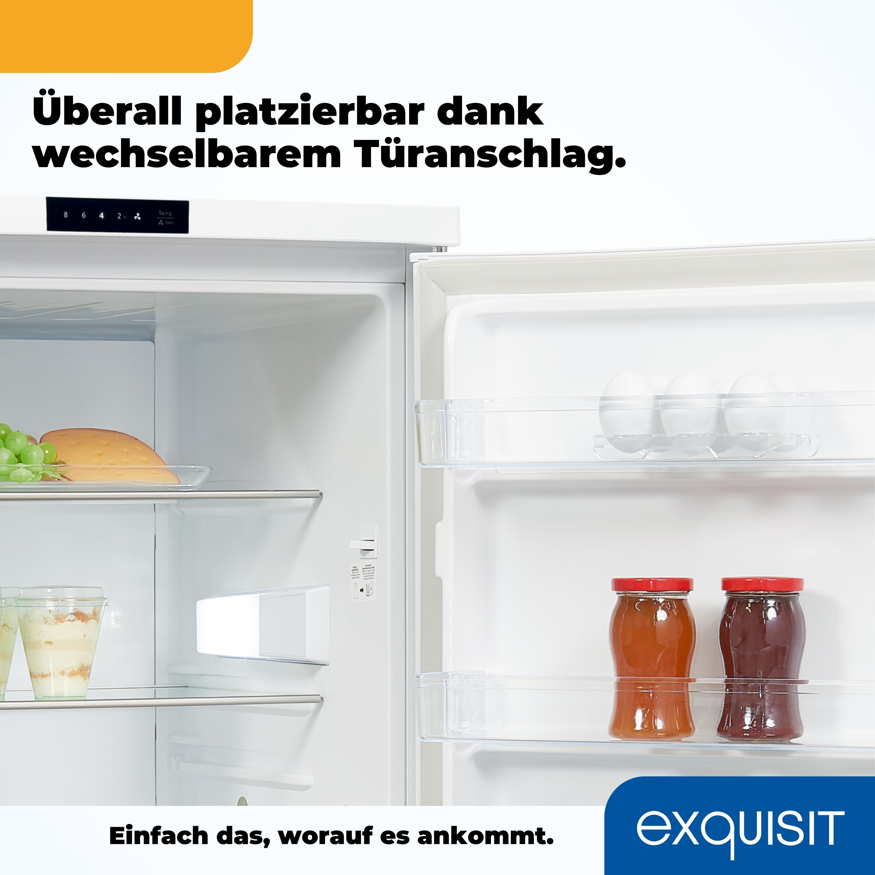 Weißer Kühlschrankinnenraum mit Regalen, die Lebensmittel halten. Gläser mit Marmelade und Eier sichtbar.