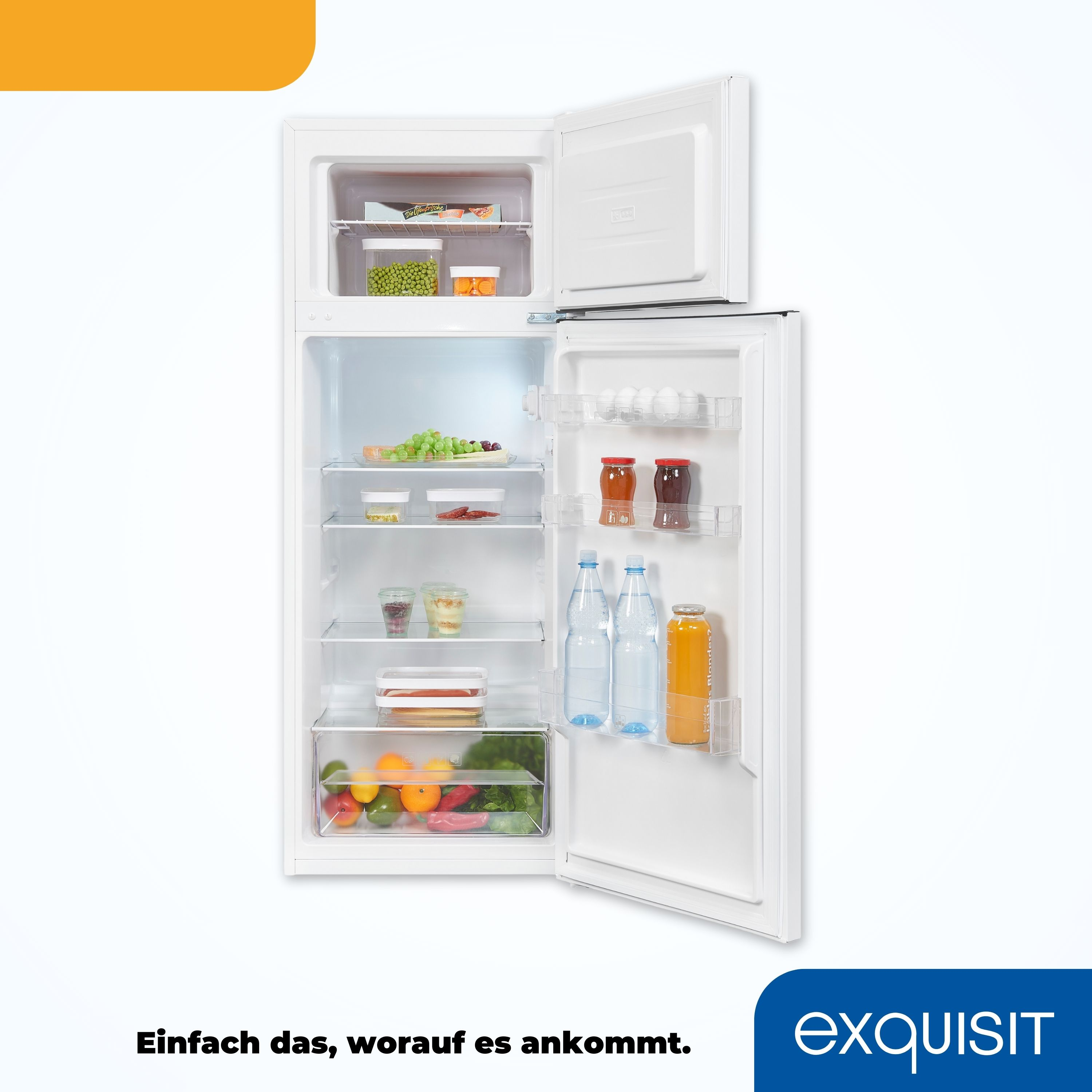 Kühlschrank-Innenraum gefüllt mit Lebensmitteln. Offene Tür, verschiedene Behälter und Flaschen sichtbar.