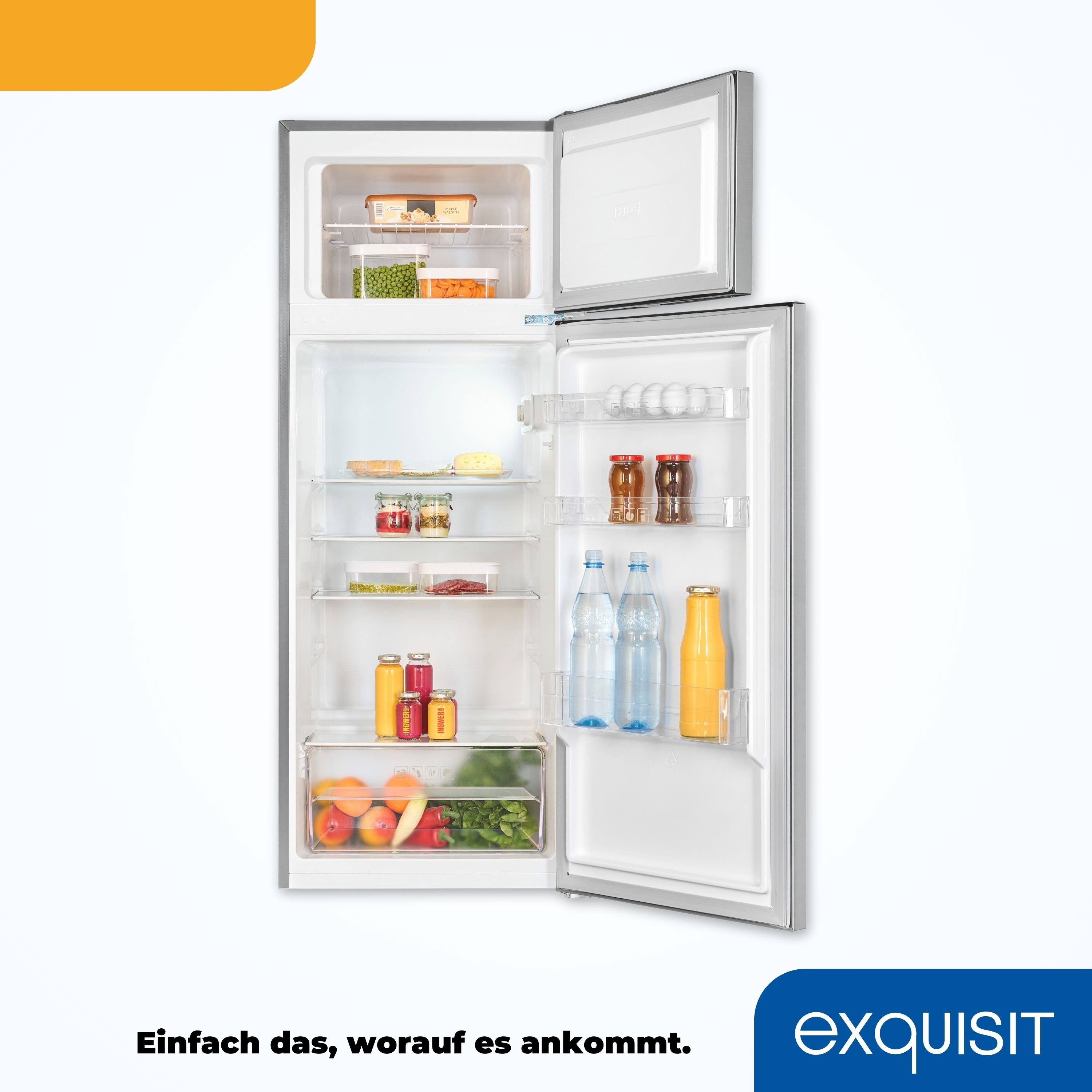 Ein Kühlschrank mit geöffneten Türen, zeigt Regale mit Lebensmitteln und Getränken.