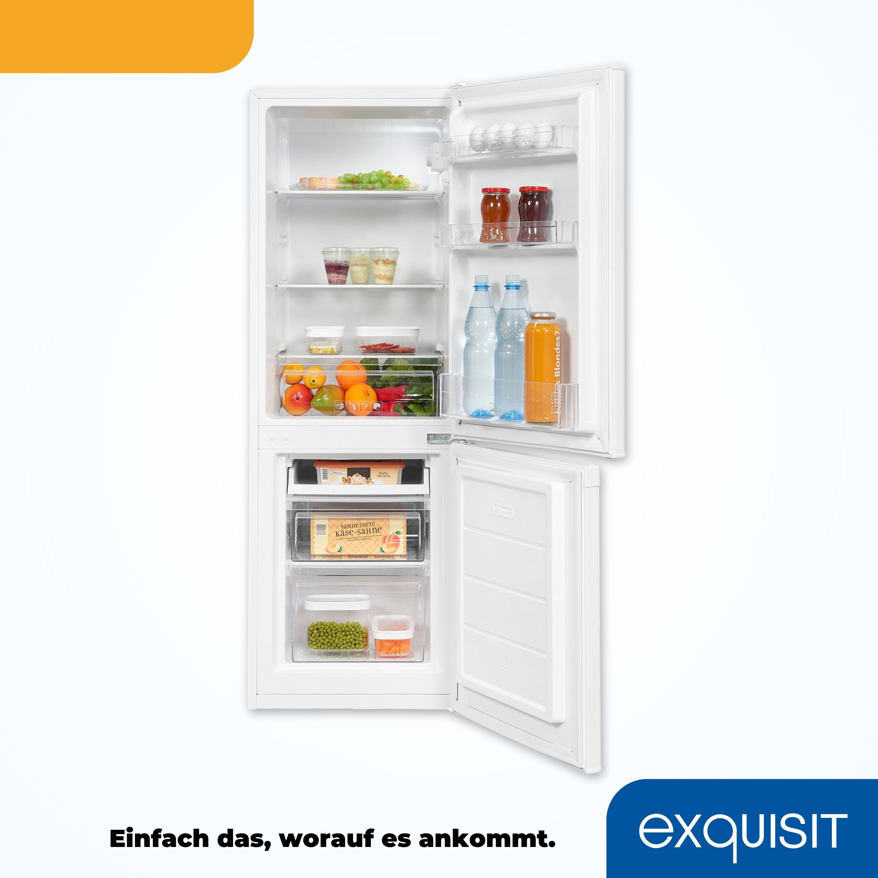 Geöffneter weißer Kühlschrank mit Lebensmitteln. Es ist in einer Küchenumgebung.