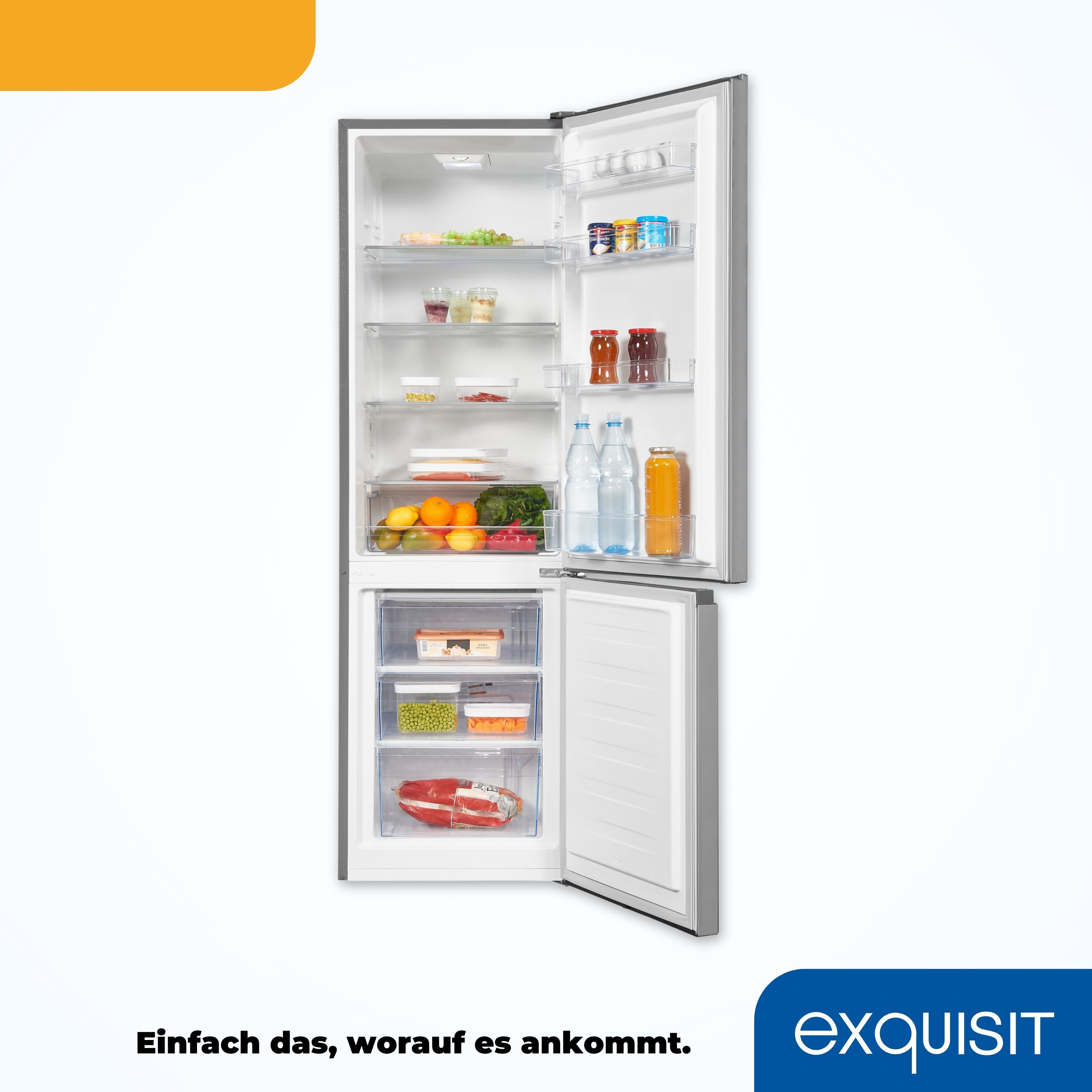 Offener Kühlschrank. Innen Regale mit Lebensmitteln wie Obst, Gemüse und Getränken. Weißer Hintergrund.