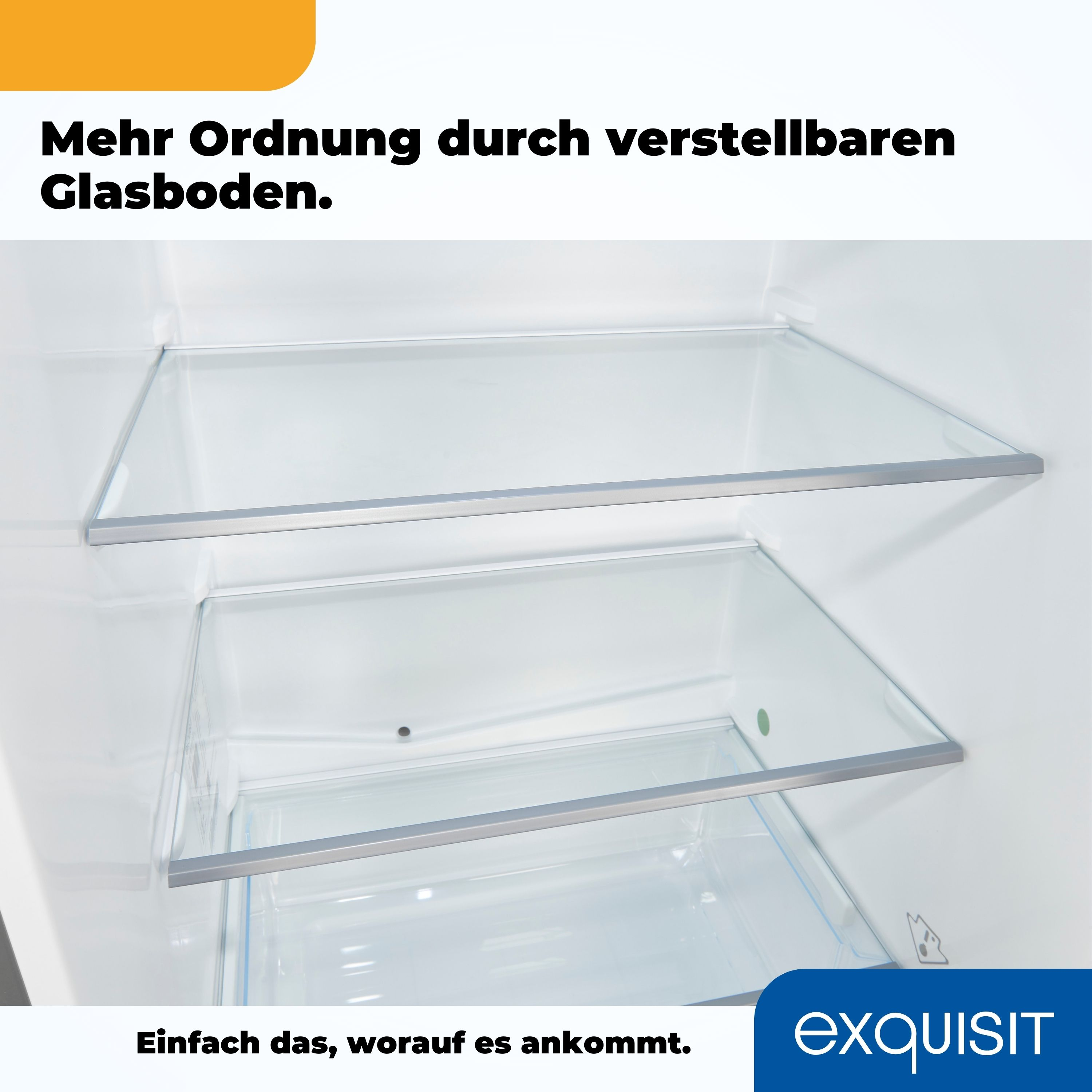 Innenraum eines weißen Kühlschranks mit verstellbaren Glasböden.