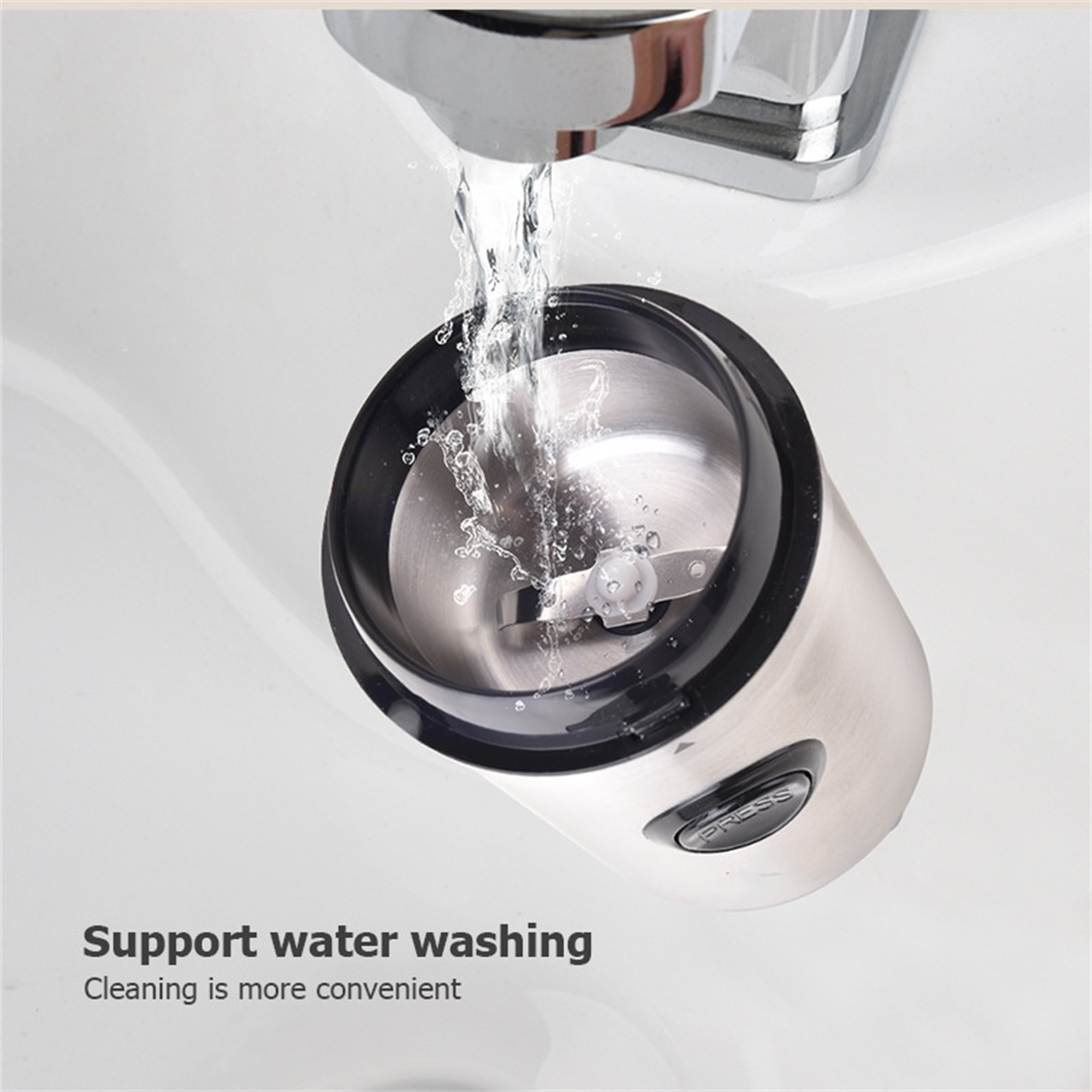 Eine Kaffeemühle, die unter einem Wasserhahn gewaschen wird.