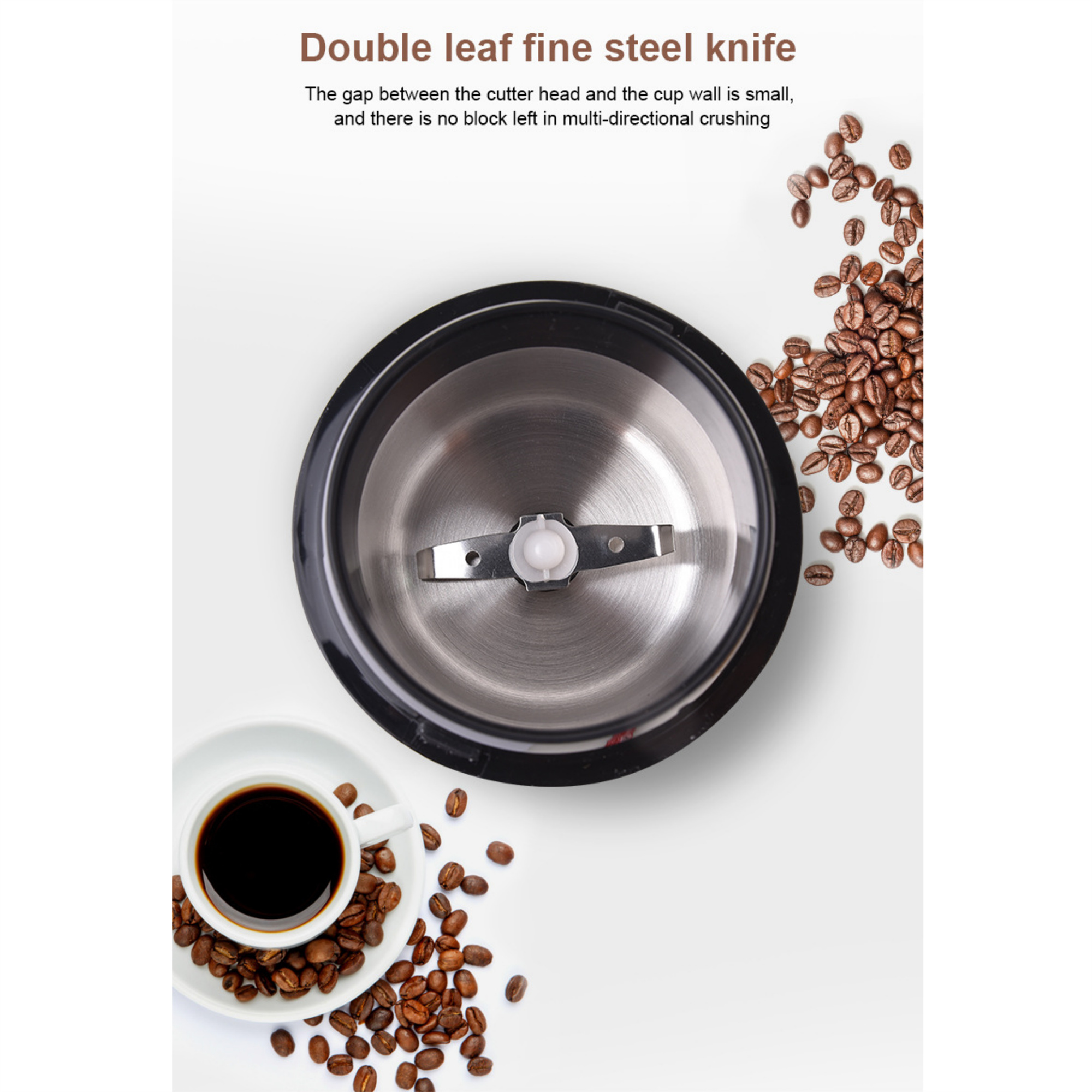 Kaffeemühle mit Klingen und Kaffeebohnen. Eine Tasse Kaffee links.