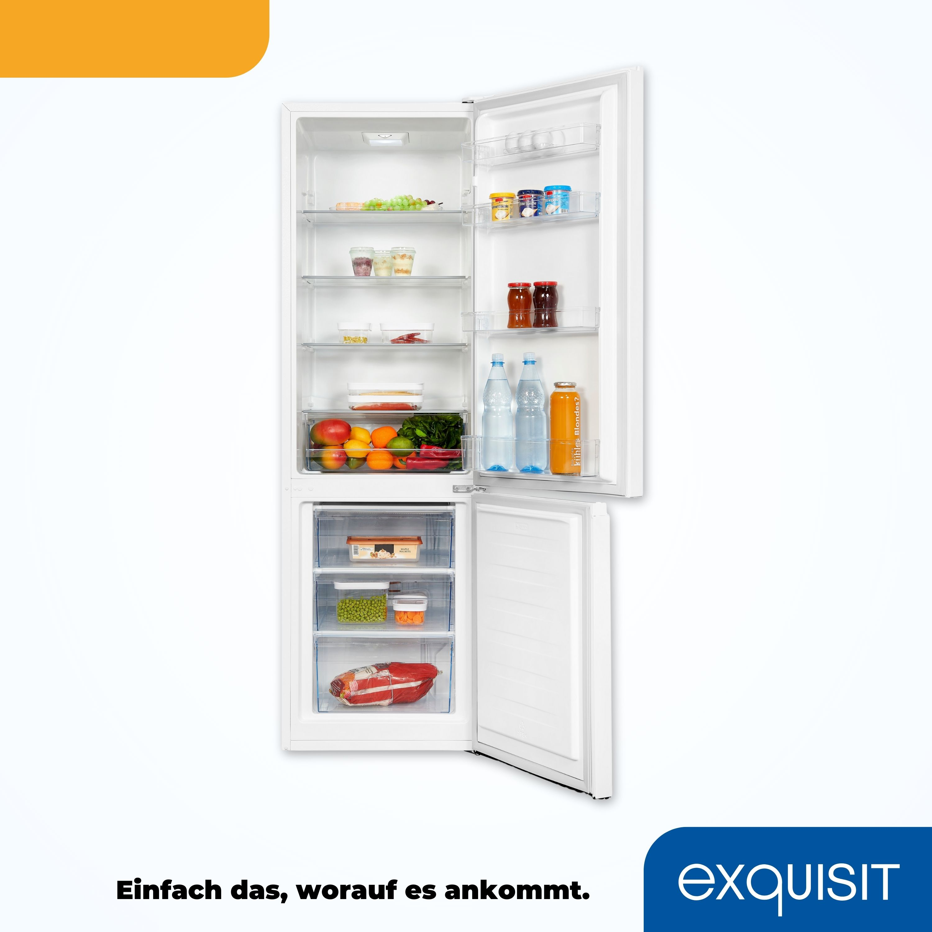 Weißer Kühlschrank mit offener Tür, zeigt Lebensmittel im Inneren, mit weißem Hintergrund.