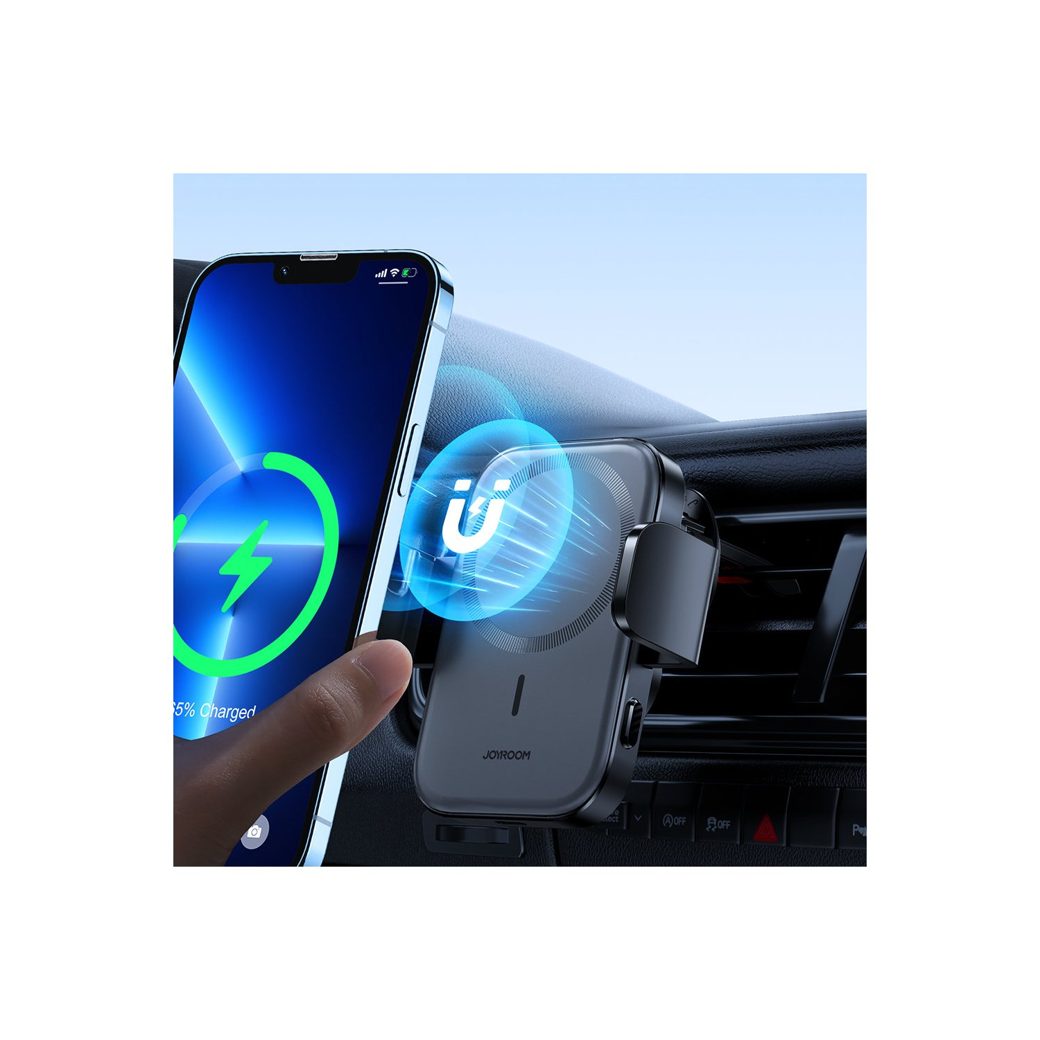 Ein Telefon wird drahtlos in einer Autohalterung geladen. Eine Hand berührt den Telefonbildschirm.