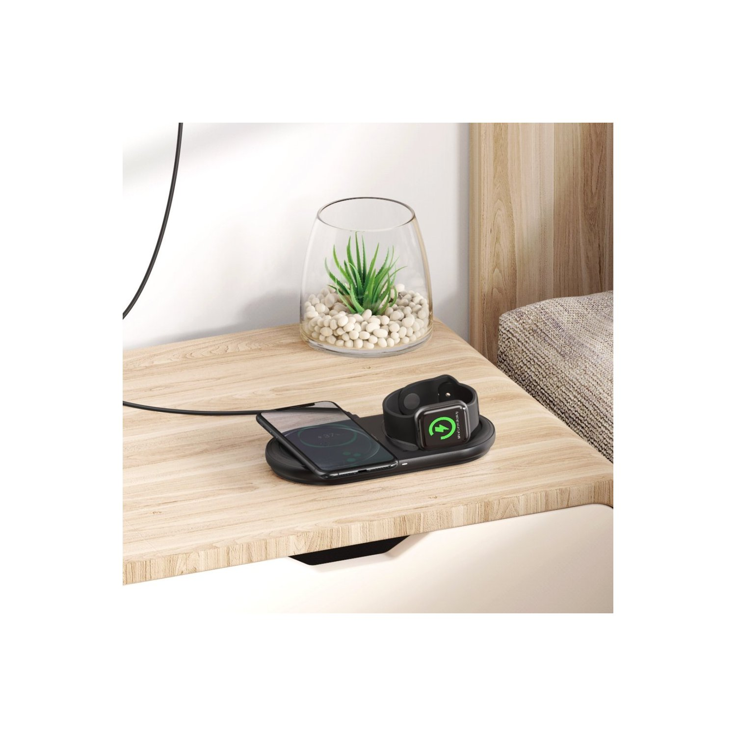 Eine Ladestation mit Telefon, Smartwatch mit grünem Bildschirm und kleiner Pflanzendekoration.