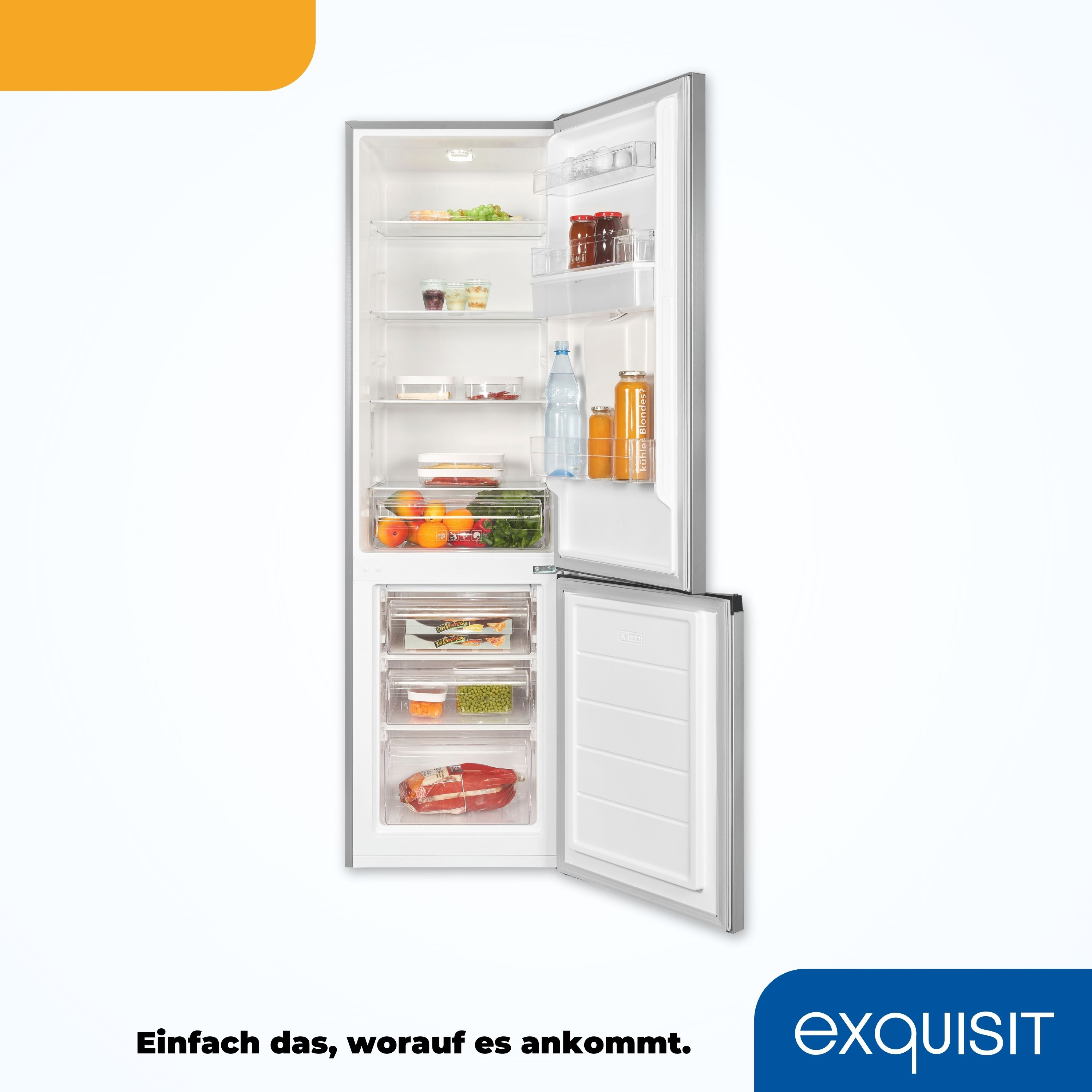 Offener Kühlschrank mit Regalen. Lebensmittel wie Obst, Gemüse und Getränke sind gelagert.