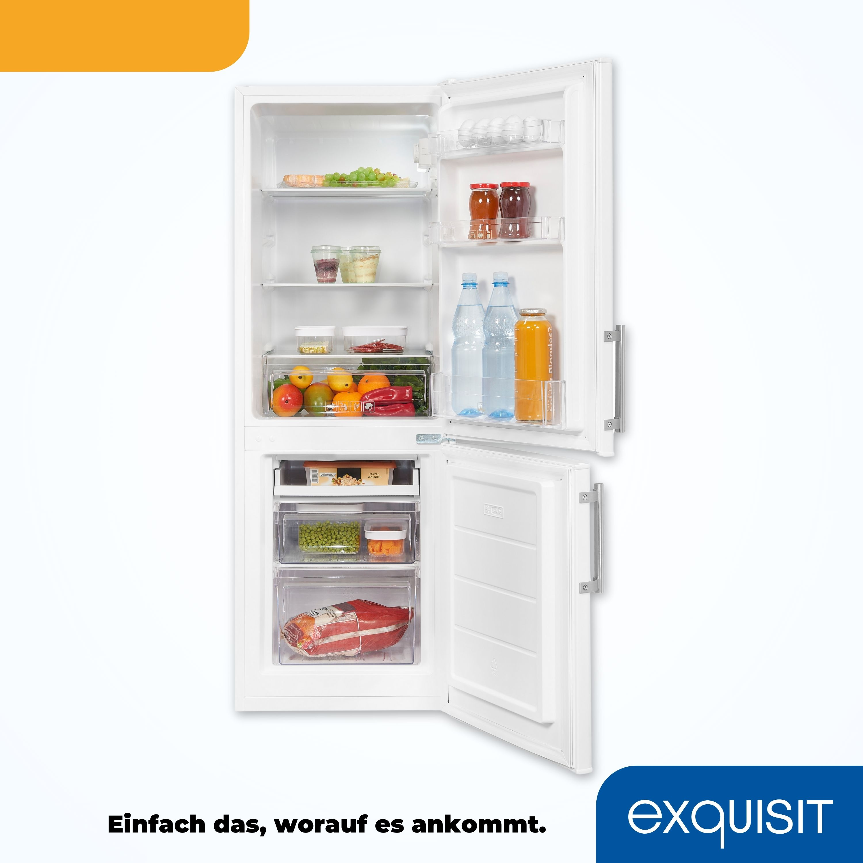 Weißer Kühlschrank mit geöffneten Türen, zeigt Regale mit Gegenständen.
