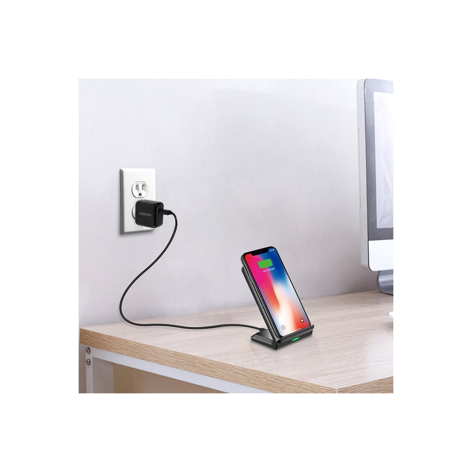Ein Telefon, das auf einem kabellosen Ladegerät geladen wird, das an eine Steckdose angeschlossen ist.
