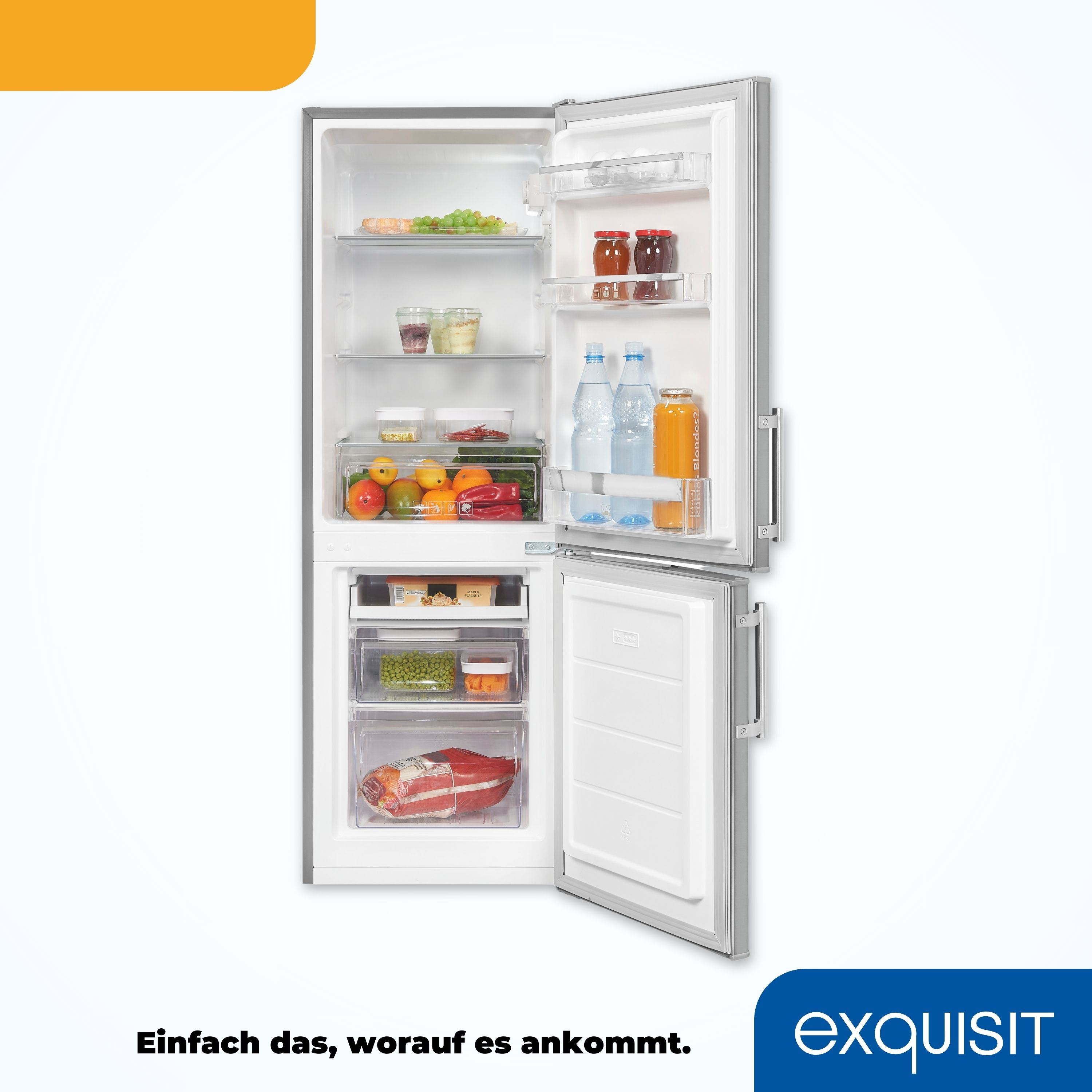 Ein offener Kühlschrank mit Regalen und Lebensmitteln. Mit Obst, Gemüse, Flaschen und Tiefkühlprodukten.