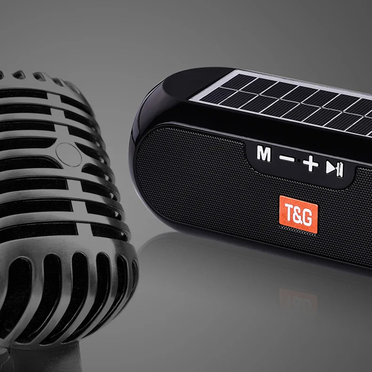 Altavoz negro con panel solar, logo T&G, y micrófono en el fondo.