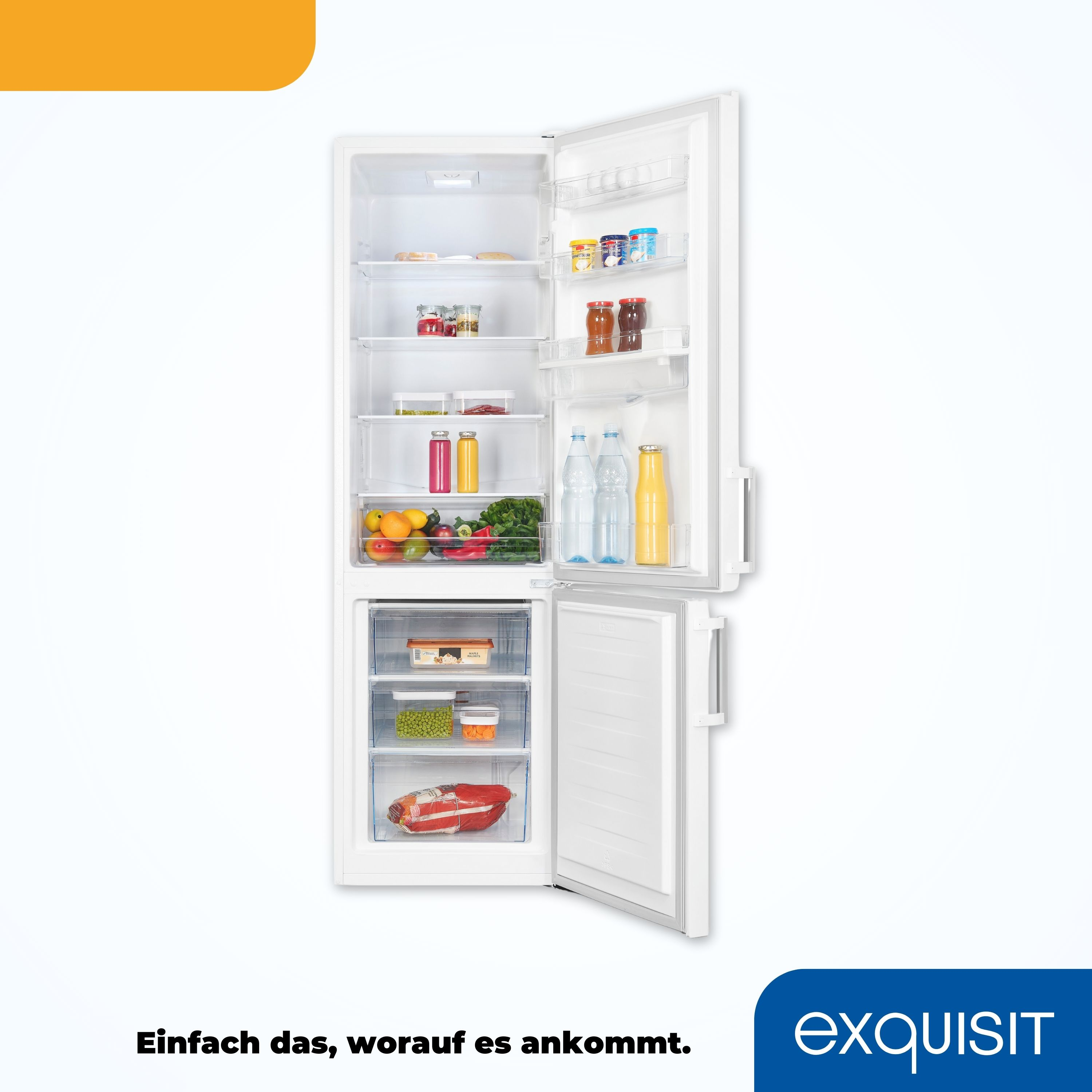 Weißer Kühlschrank mit offenen Türen, gefüllt mit Lebensmitteln. Früchte, Flaschen und Schubladen sichtbar.