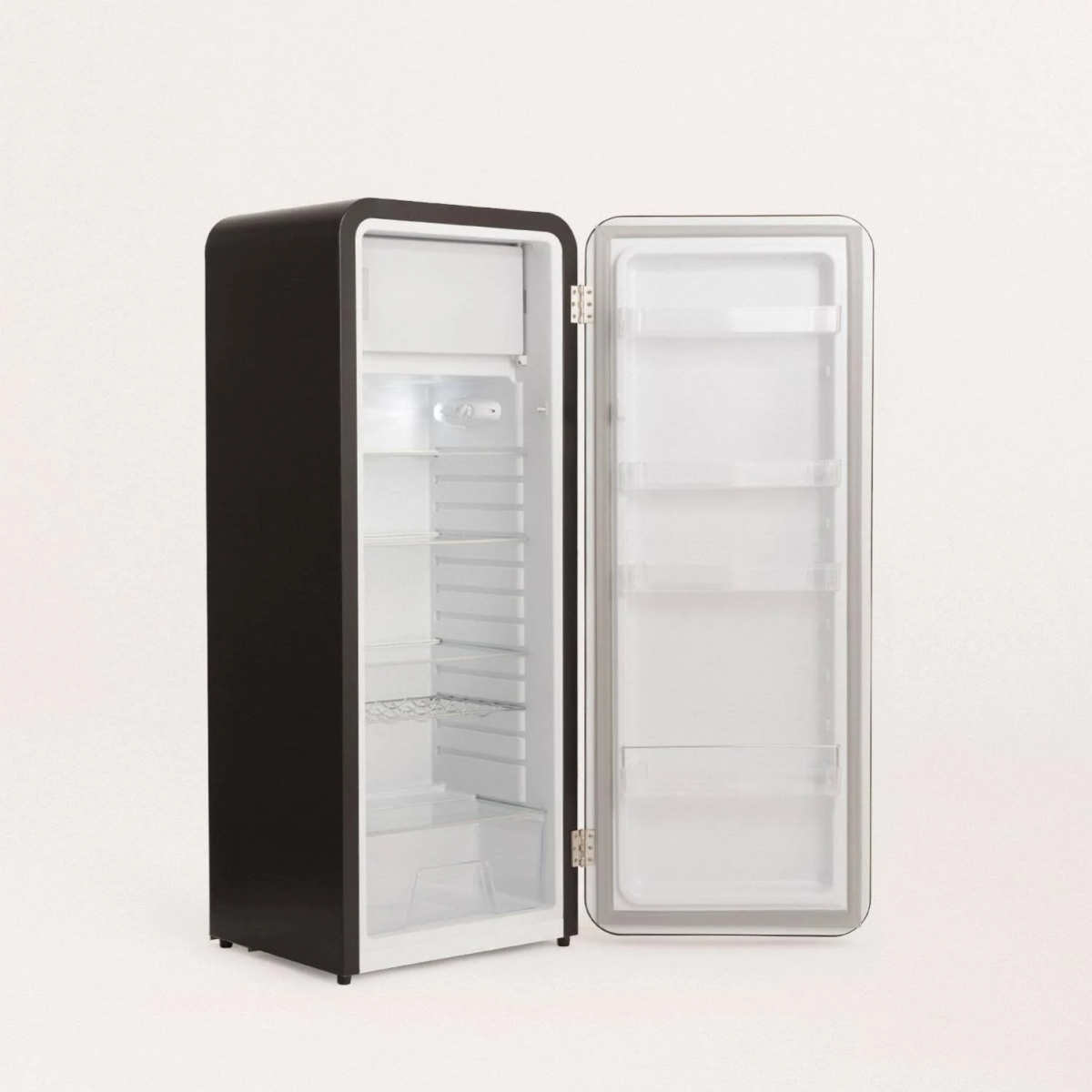 Un refrigerador negro con la puerta abierta, mostrando estantes y el interior. Fondo blanco.