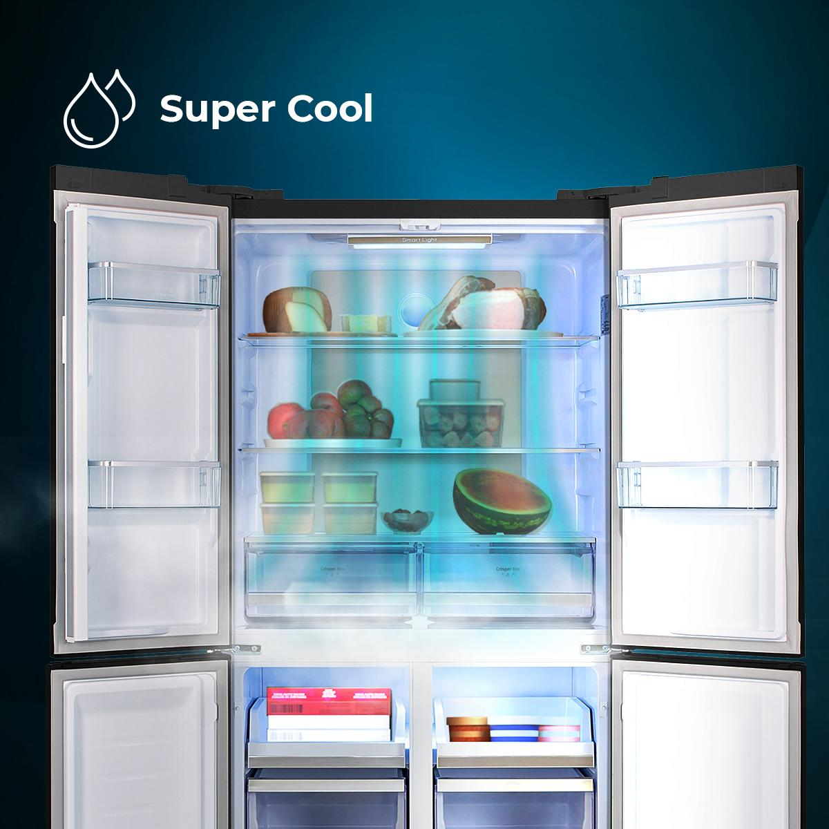 Frigorifero aperto con ripiani che contengono cibo, con testo 'Super Cool'.