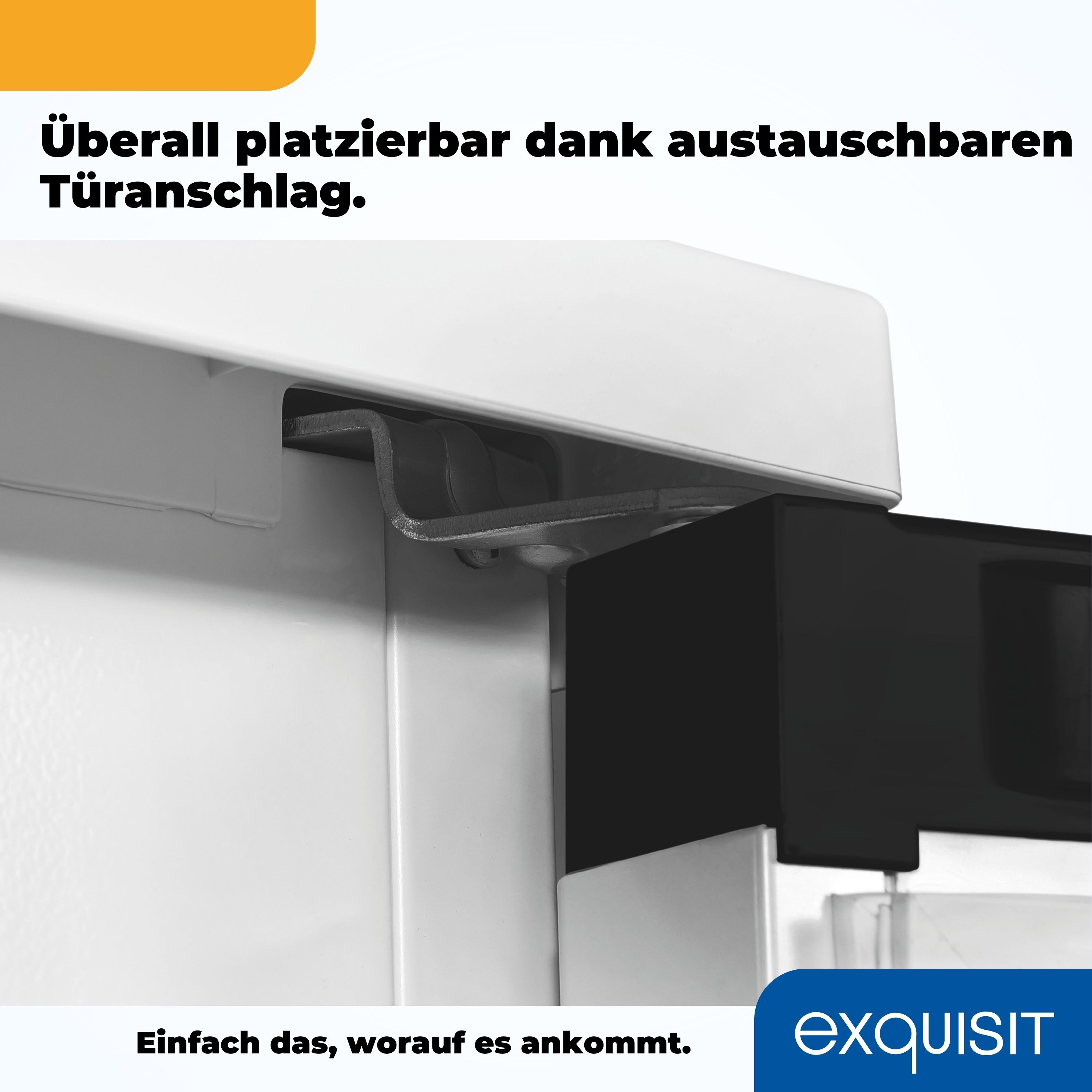 Nahaufnahme einer weißen Schranktür, die die Scharniere und ein Logo in der unteren rechten Ecke zeigt.