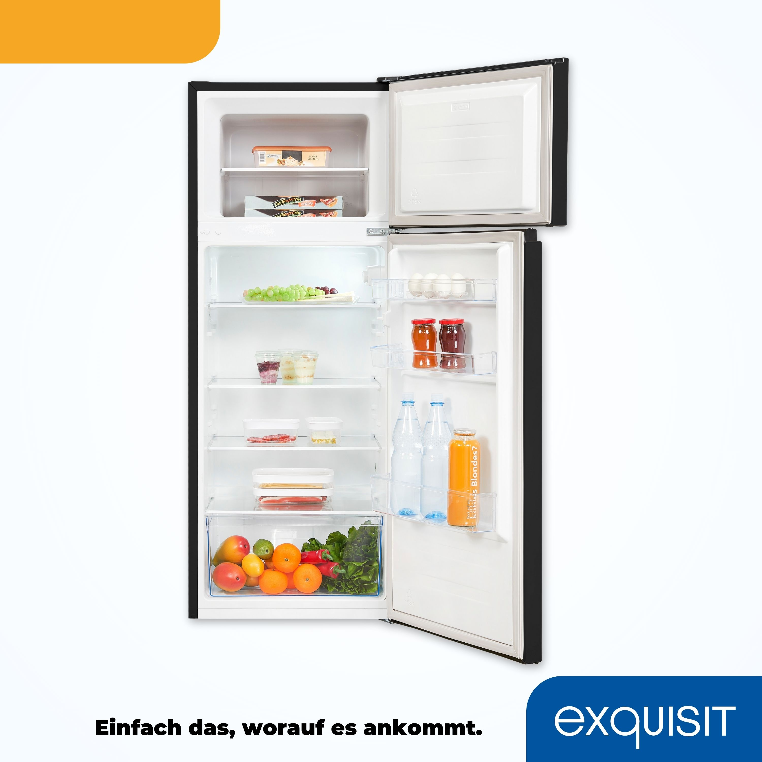 Offener schwarzer Kühlschrank mit Lebensmitteln auf den Regalen. Früchte, Getränke und andere Artikel.