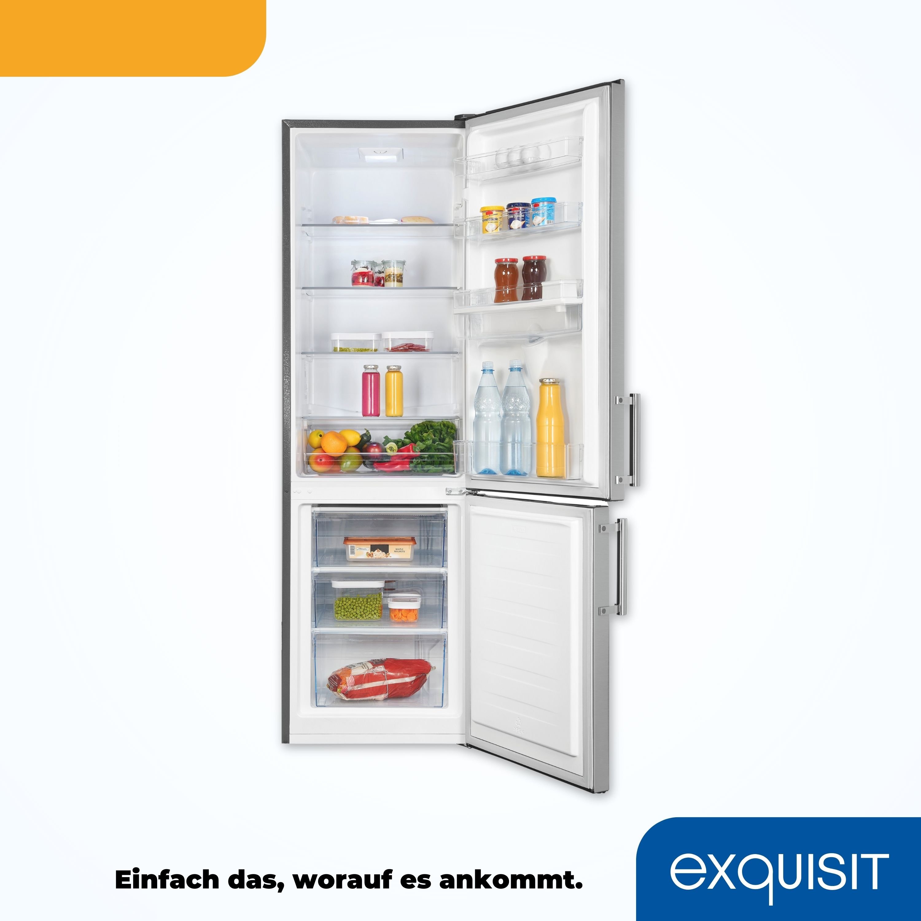 Kühlschrank mit geöffneten Türen. Im Inneren befinden sich Regale mit Lebensmitteln und Getränken. Die Tür ist silber.
