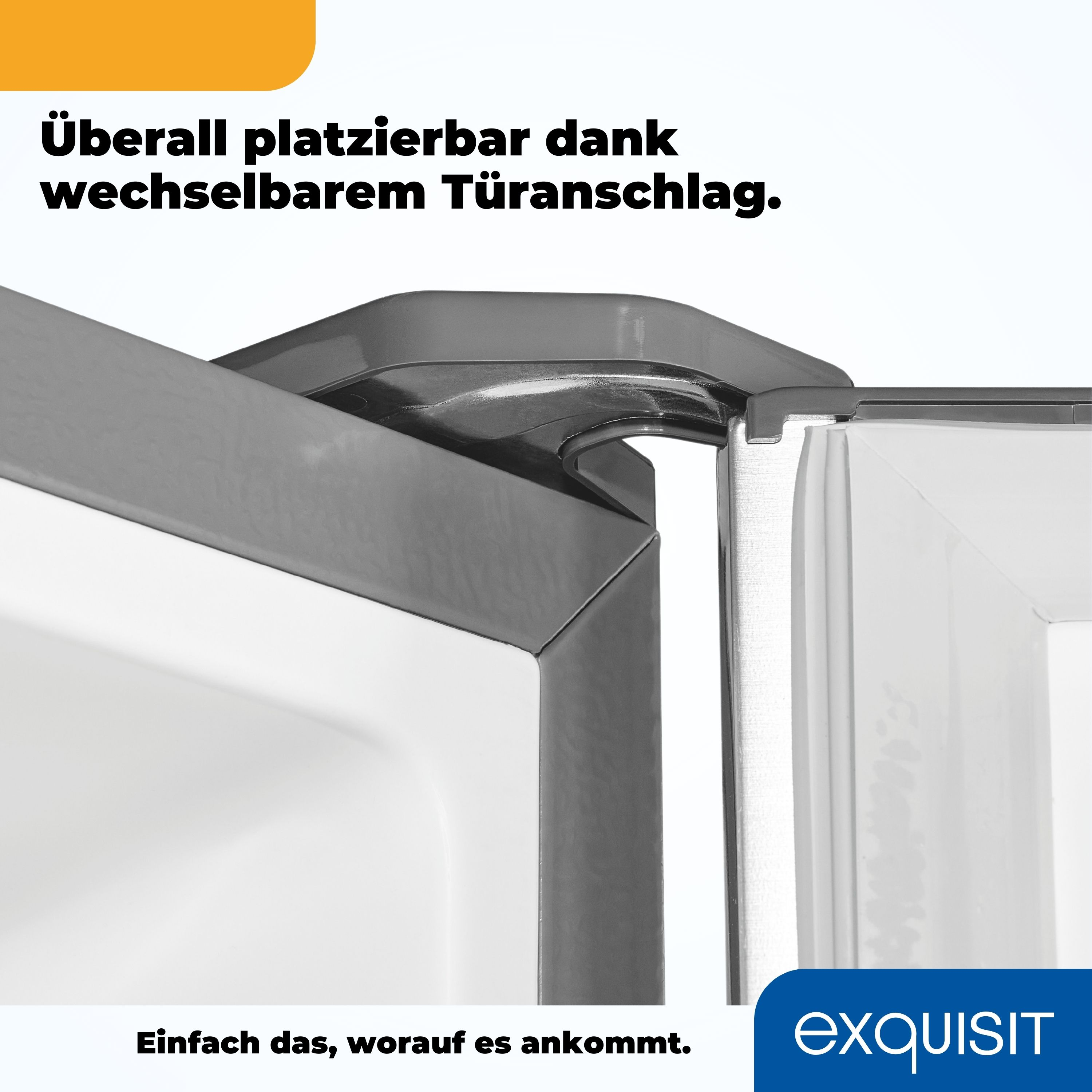 Nahaufnahme des Kühlschranktürrahmens. Schwarzer Rahmen, weiße Tür, Text auf Deutsch. Exquisit Logo sichtbar.