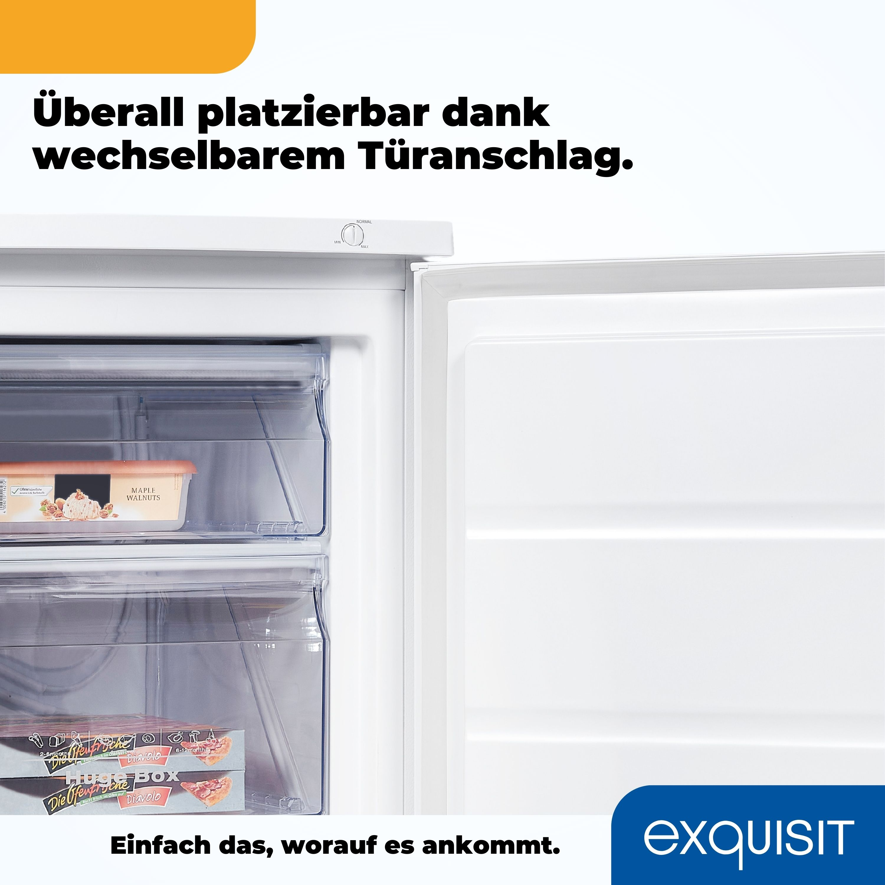 Ein Kühlschrank mit offener Tür, der Regale mit Lebensmitteln zeigt.