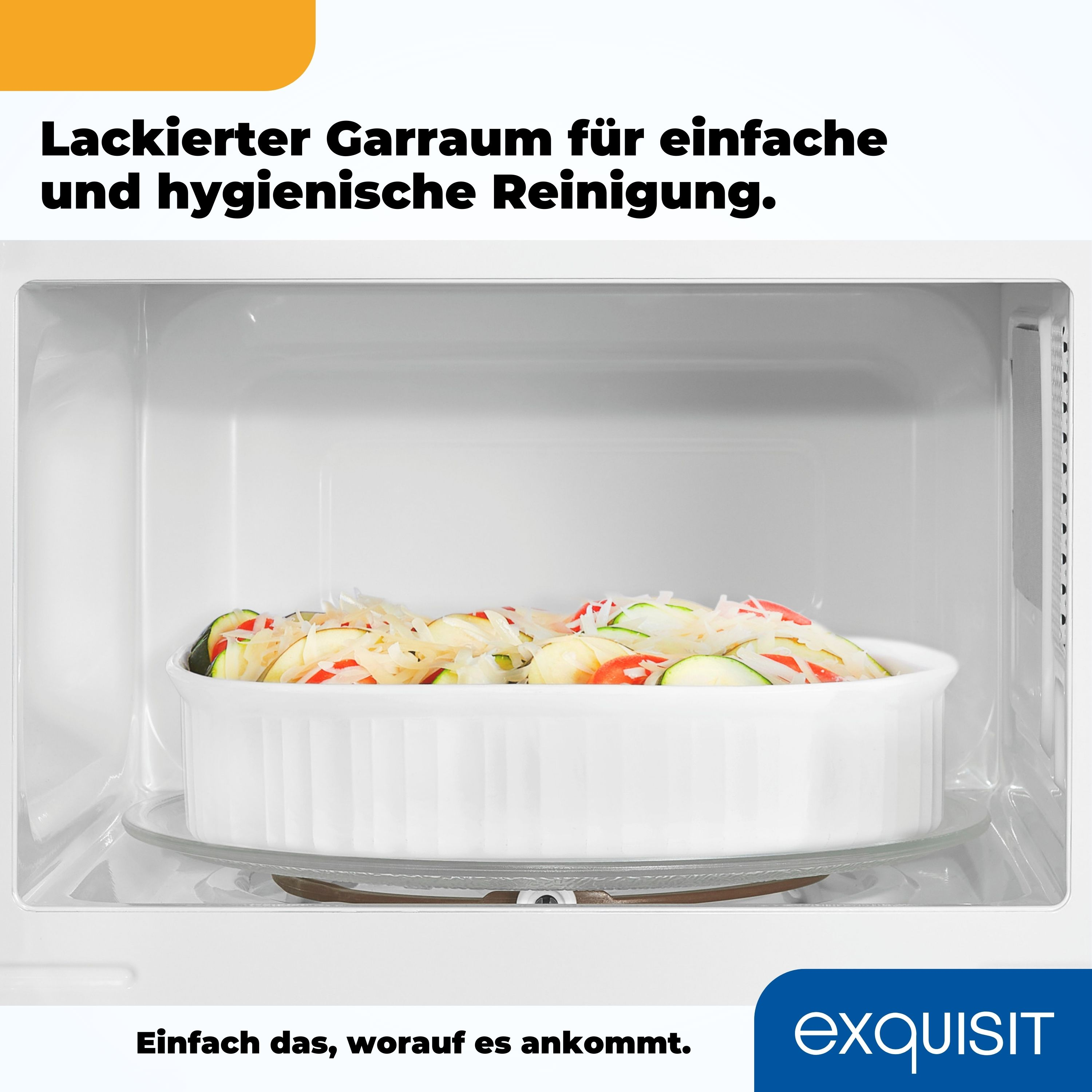 Mikrowelleninnenraum mit einem Gericht. Text: Lackierter Garraum für einfache Reinigung. Exquisit Logo.