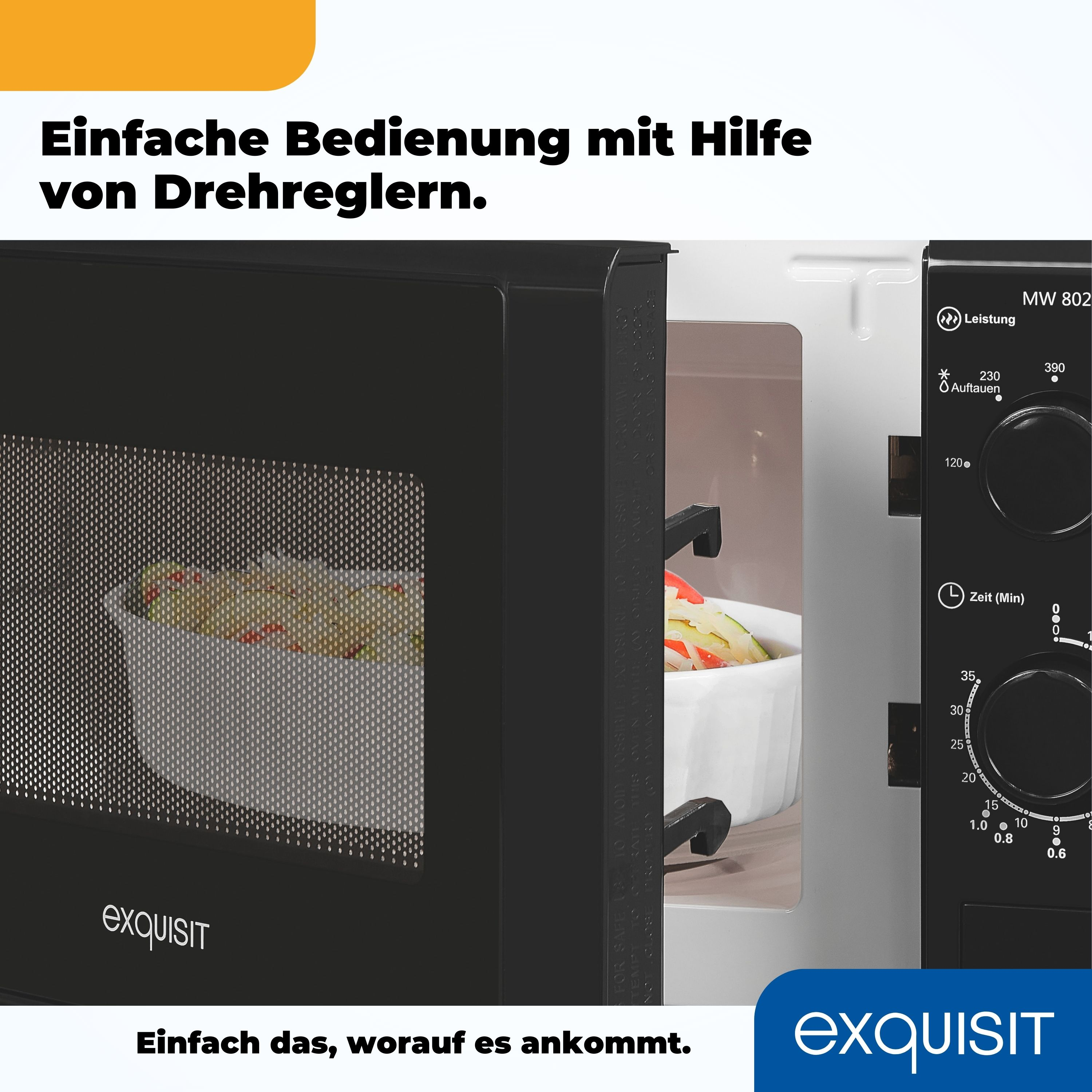 Ein schwarzer Mikrowellenherd mit offener Tür, die eine weiße Schüssel mit Essen zeigt, auf Weiß.
