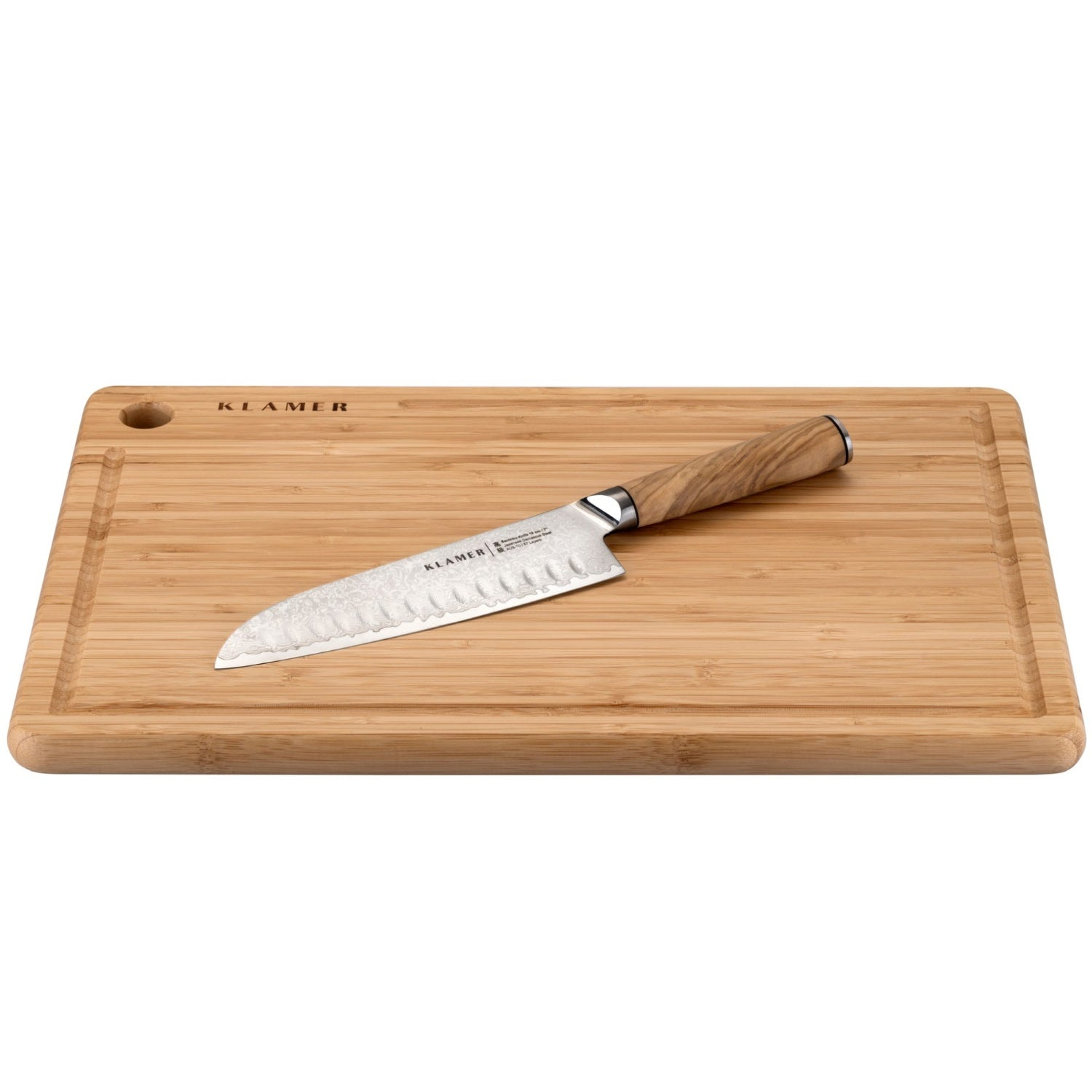 Ein hölzernes Schneidebrett mit einem Messer darauf. Das Messer ist aus Edelstahl und hat einen Holzgriff.