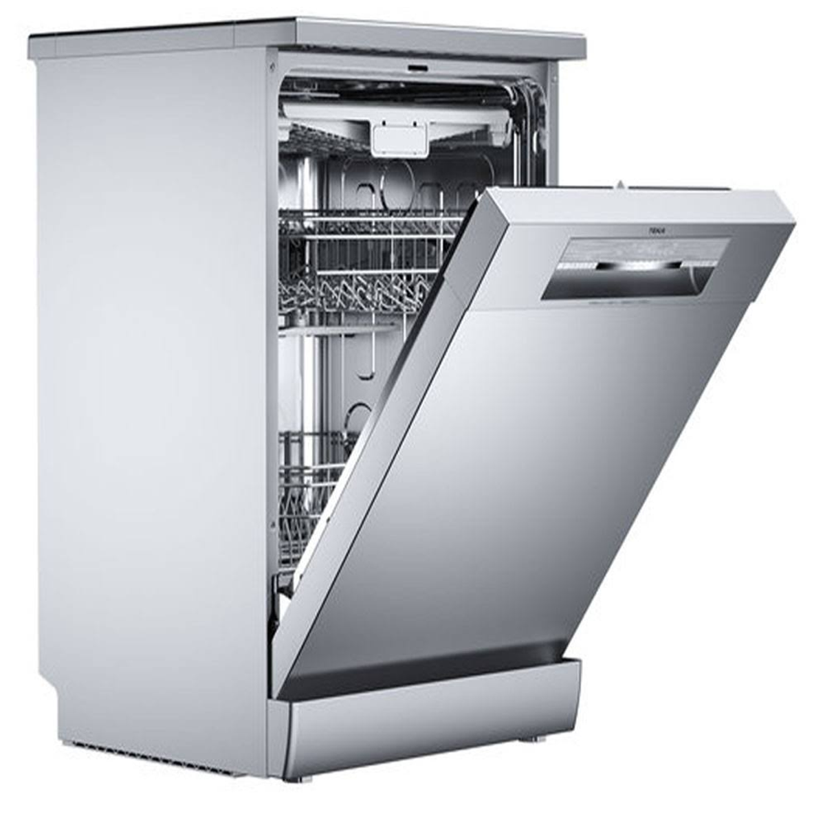 Srebrna zmywarka z otwartymi drzwiami, pokazująca wnętrze z koszami.