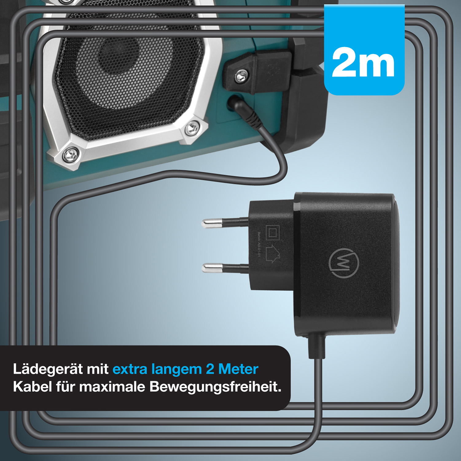 Schwarzes Ladegerät mit langem Kabel, verbunden mit einem Lautsprecher. Das Kabel ist 2 Meter lang. Blauer Hintergrund.